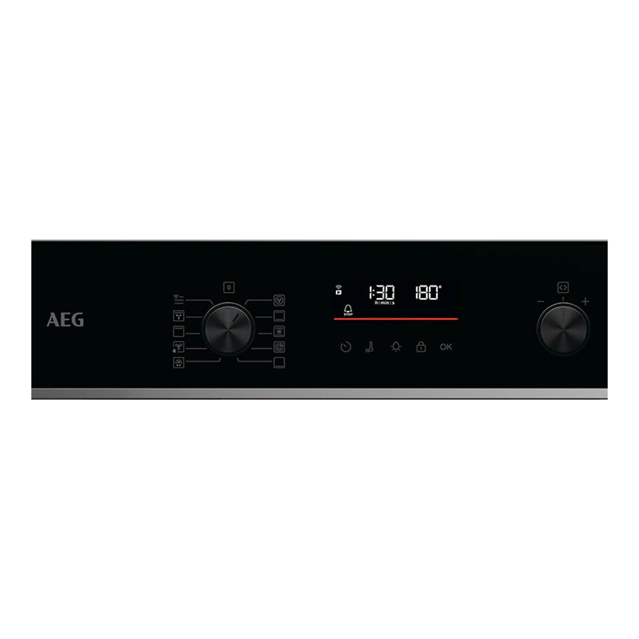 Panel frontal negro de horno AEG, con dos mandos giratorios y pantalla digital central.