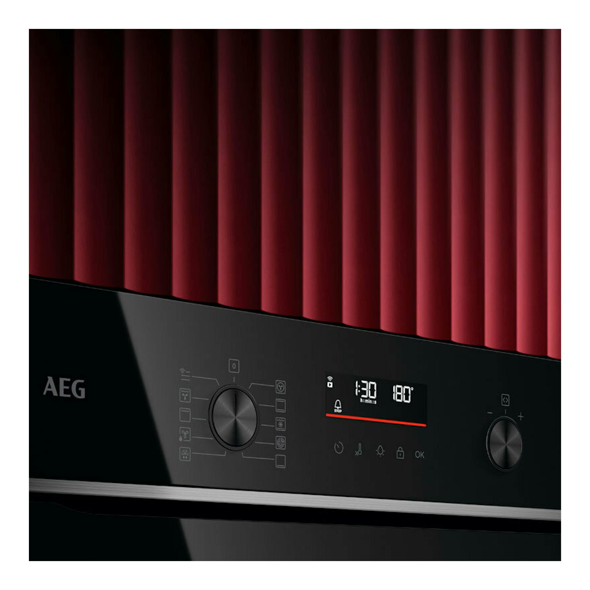 Horno AEG GU5PB41FSB negro, vista frontal en detalle, con pantalla digital y dos mandos.