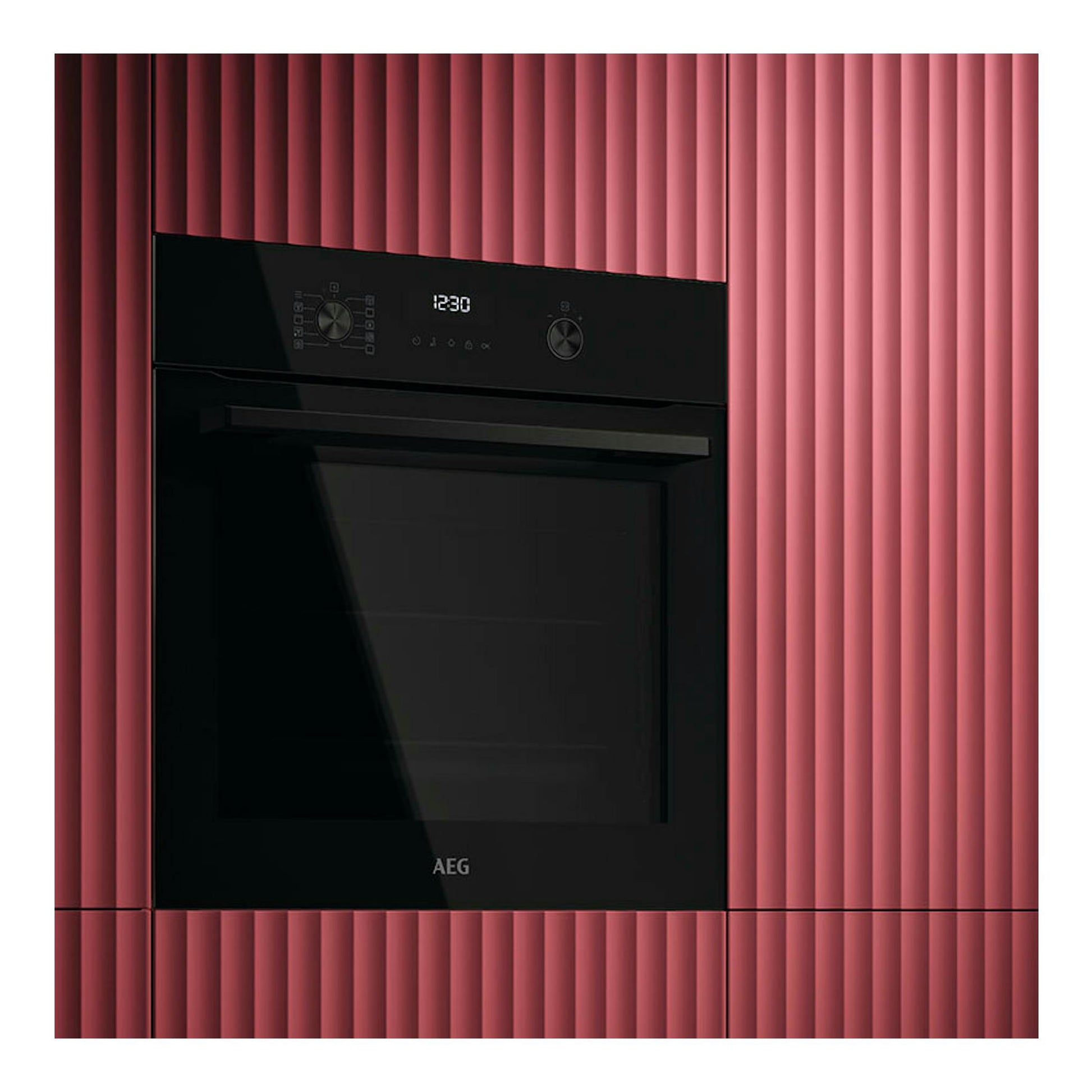 Horno empotrado AEG GU5PB41WSK de cristal negro, vista frontal, con display digital y mandos giratorios.