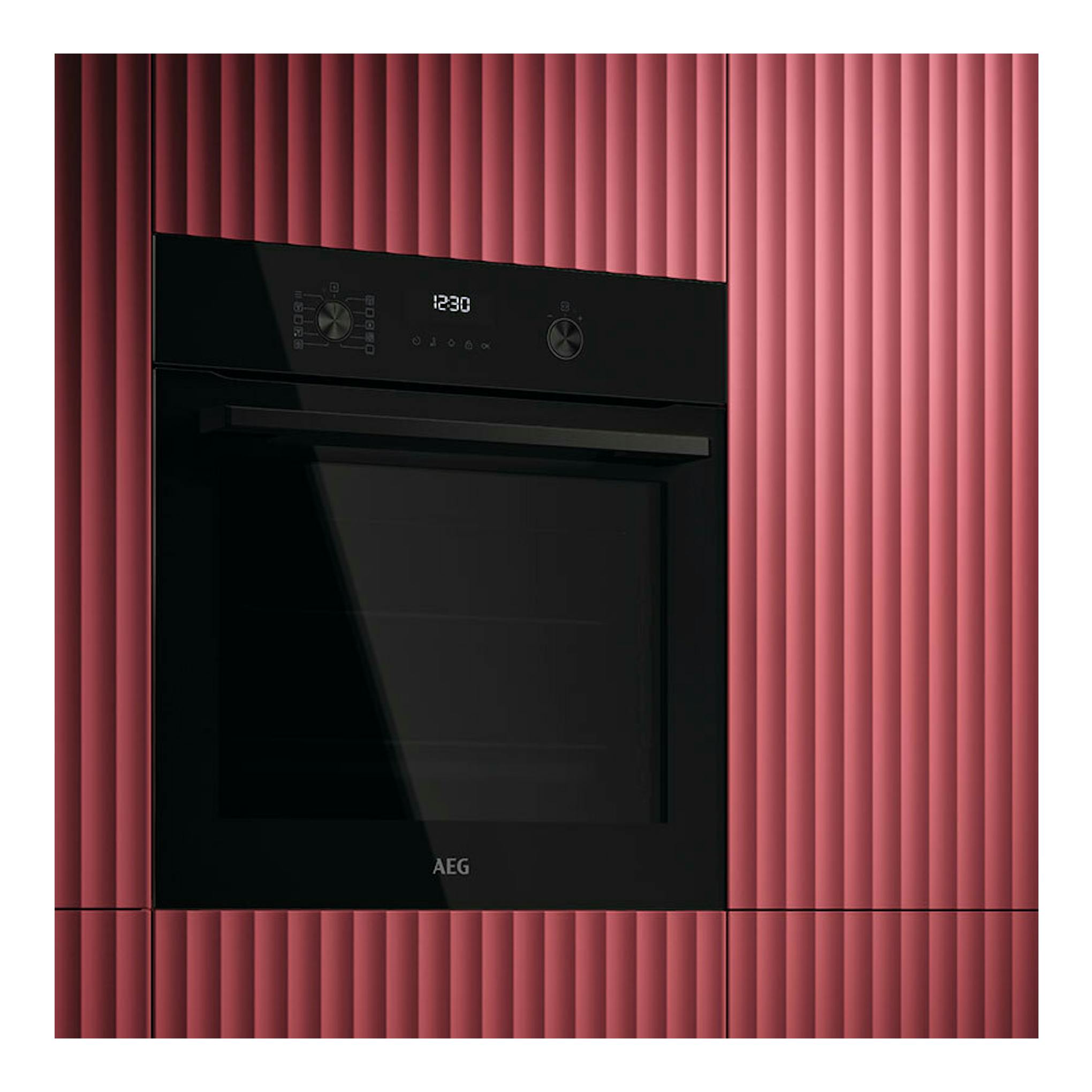 Horno empotrado AEG GU5PB41WSK de cristal negro, vista frontal, con display digital y mandos giratorios.