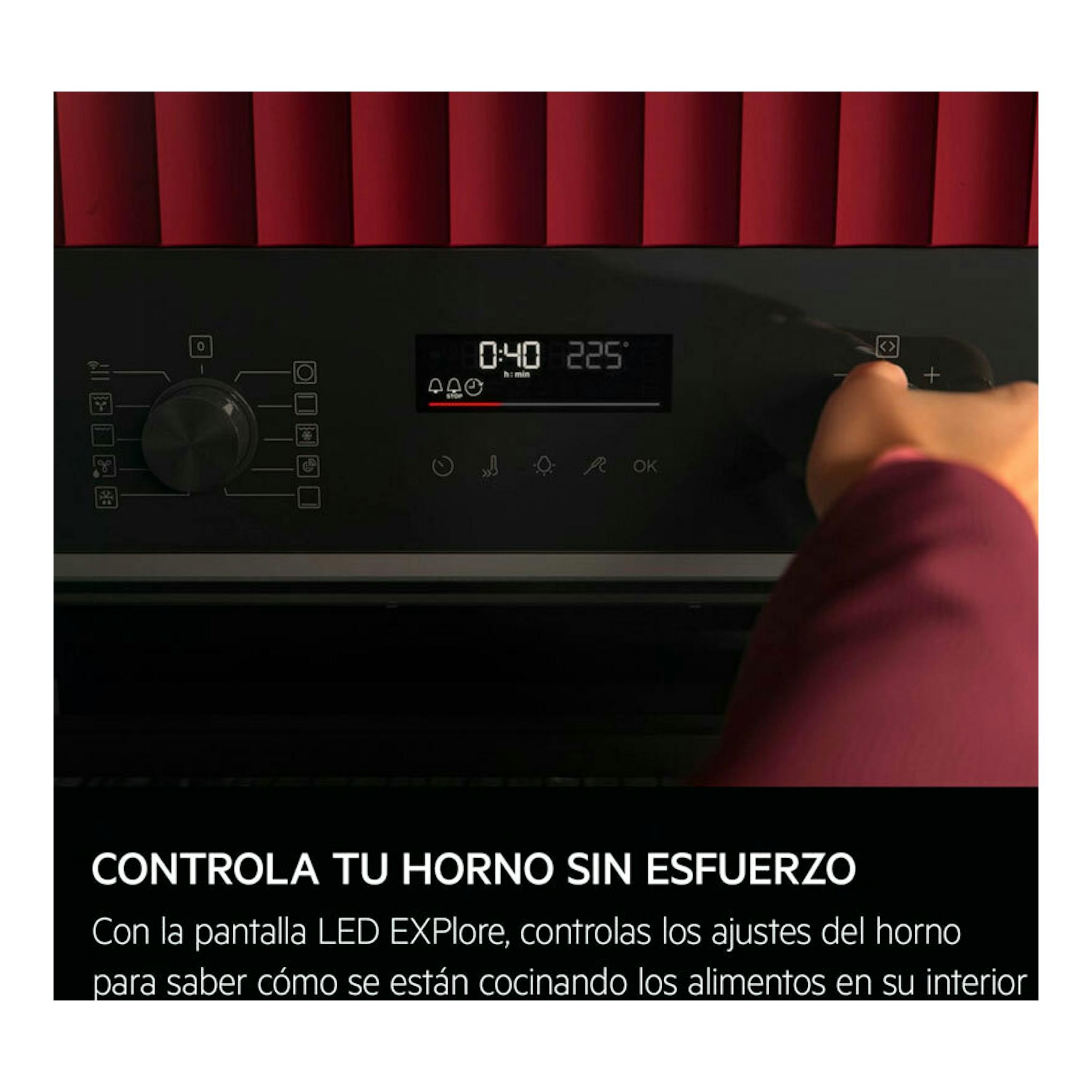 Horno AEG GU5PB41WSK de cristal negro, vista frontal, con panel LED y una mano ajustando los controles.