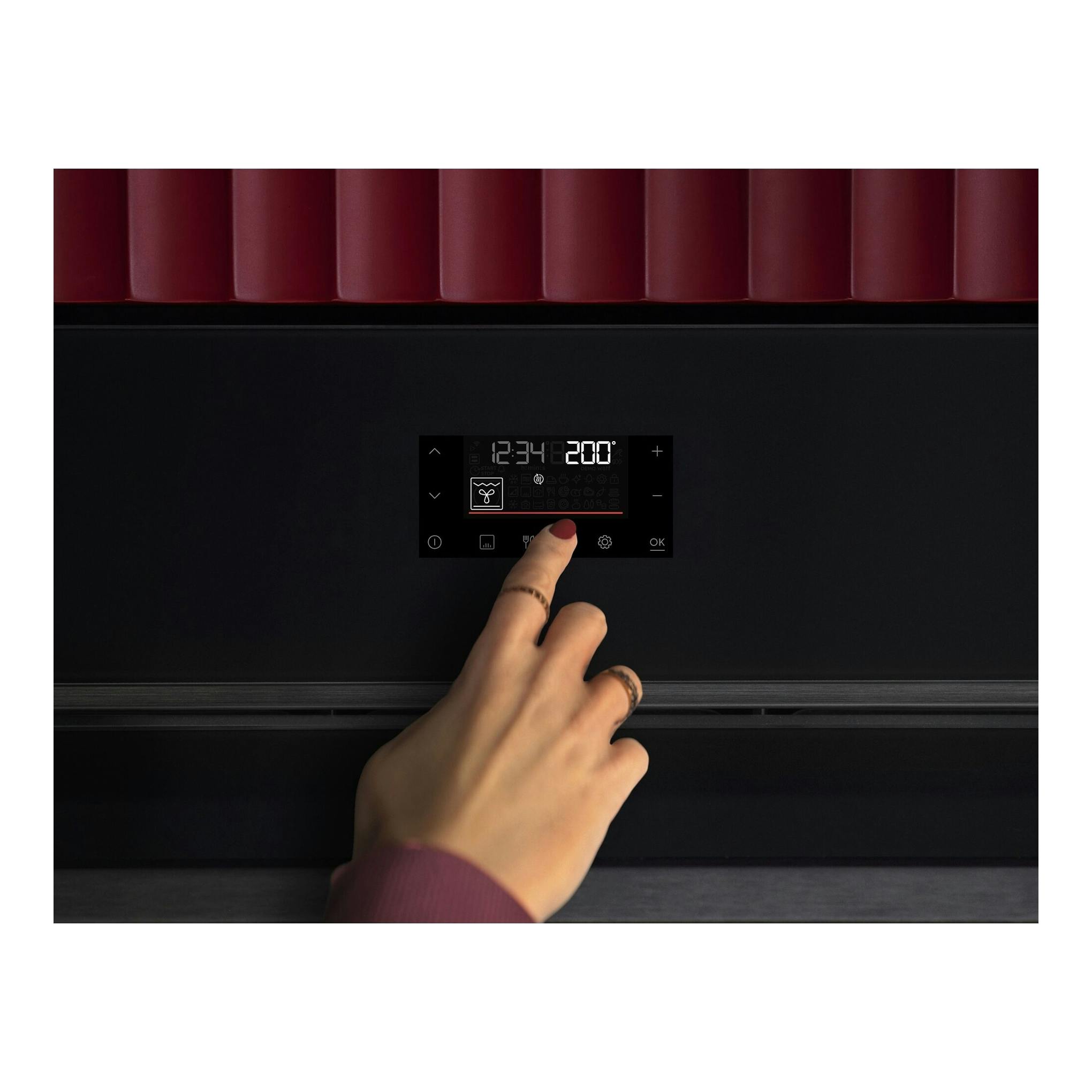 Horno AEG GU5PB43FPM negro, vista frontal del panel táctil con una mano pulsando la pantalla.