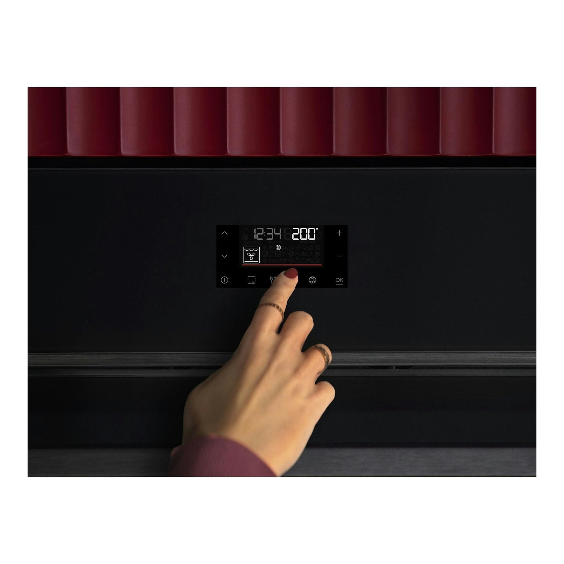 Horno AEG OU5PB43PM negro, vista frontal, con panel táctil digital y una mano tocando la pantalla.