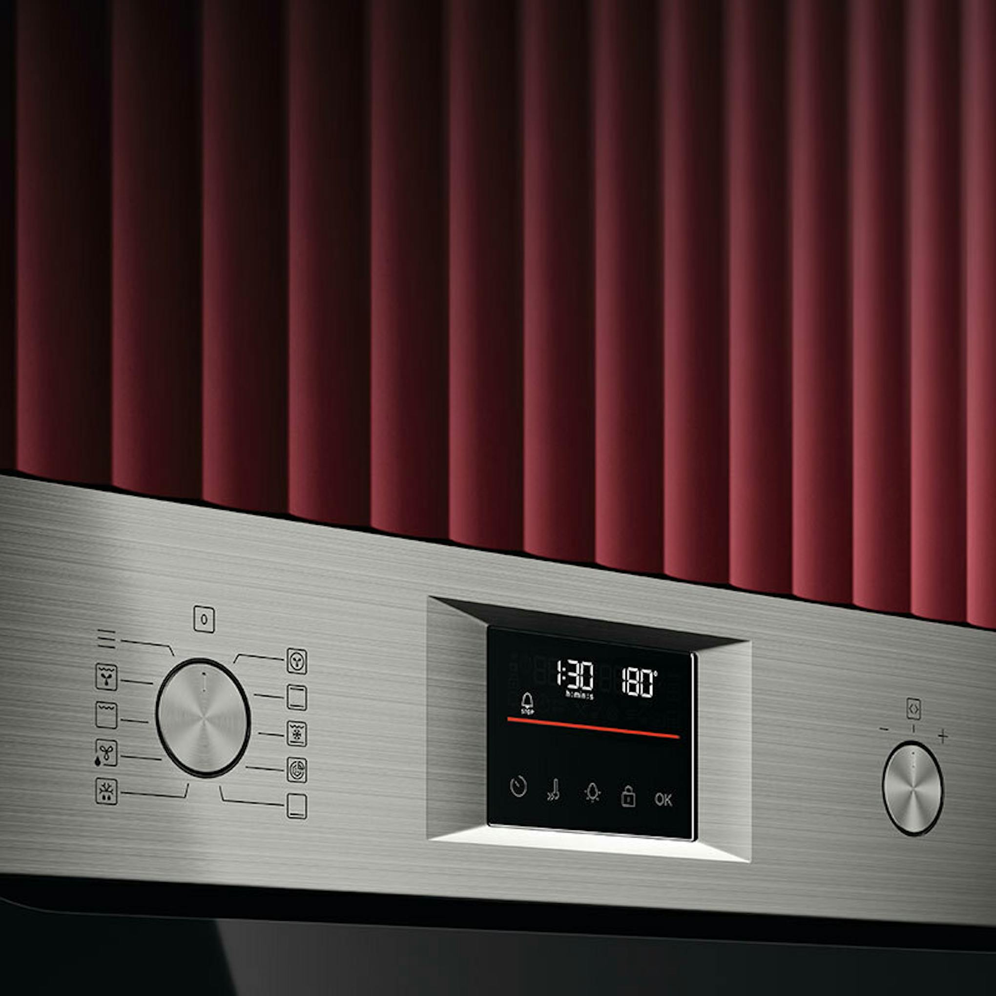 Frontal del horno AEG GU5PB43FSM Inox con panel de control y pantalla digital.