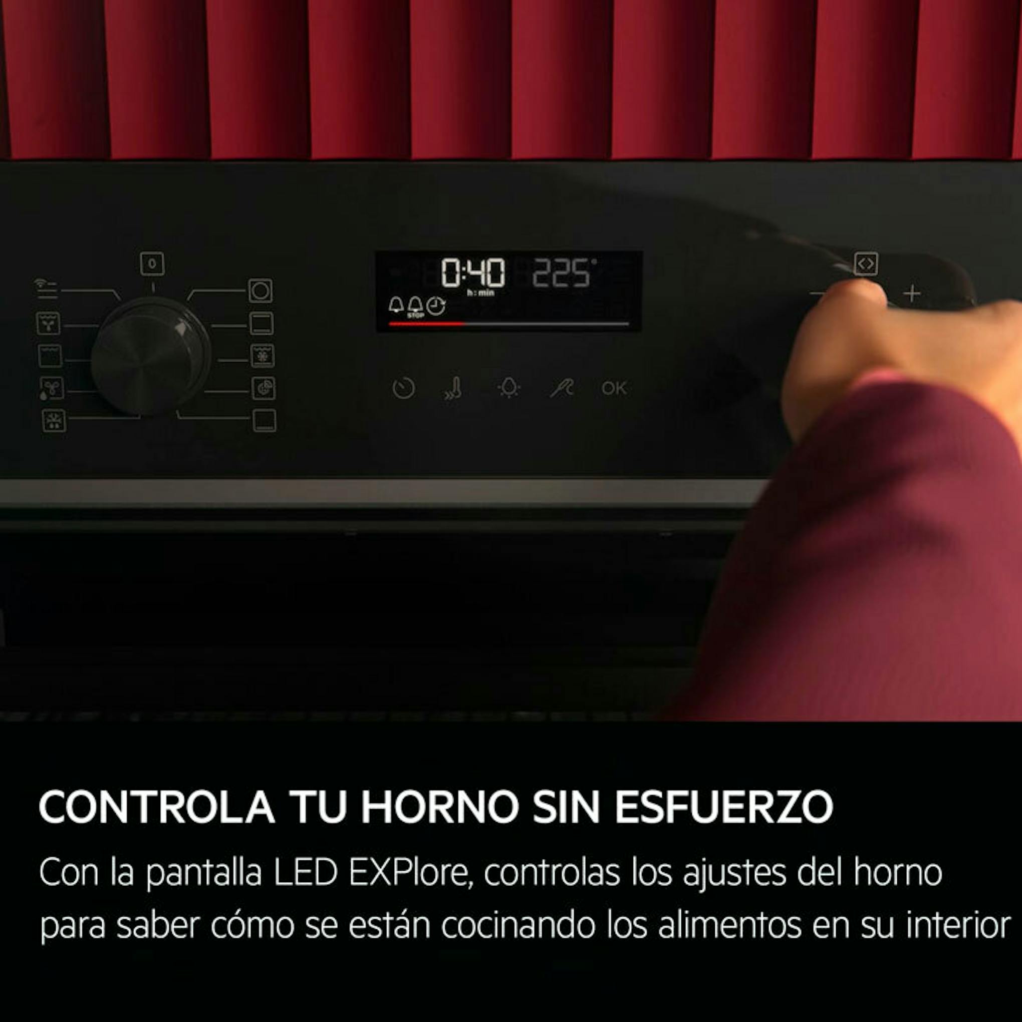 Detalle del panel de control del horno AEG GU5PB43FSM Inox con pantalla LED
