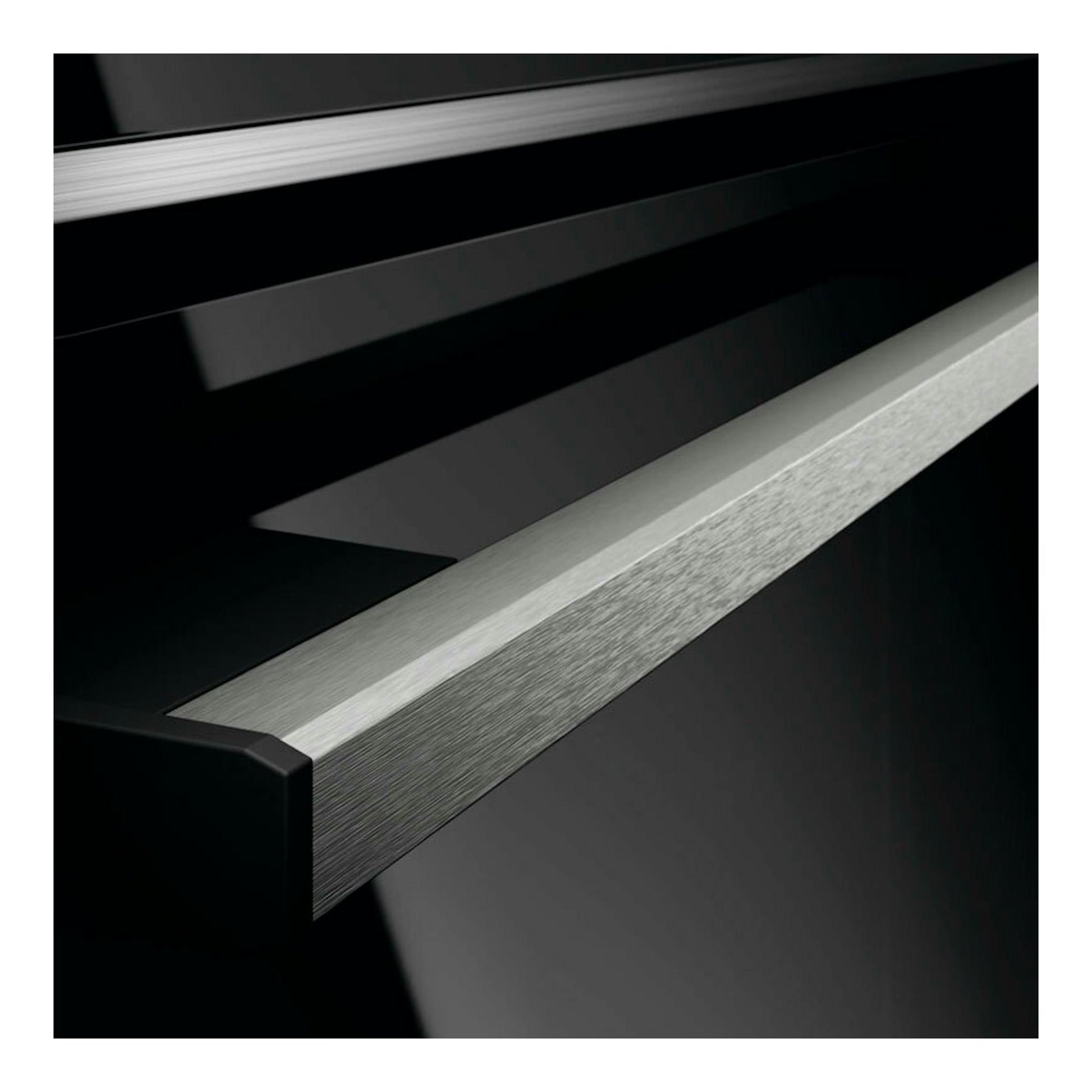 Horno AEG OA5PB531AB negro, primer plano del tirador metálico sobre puerta de vidrio negro.