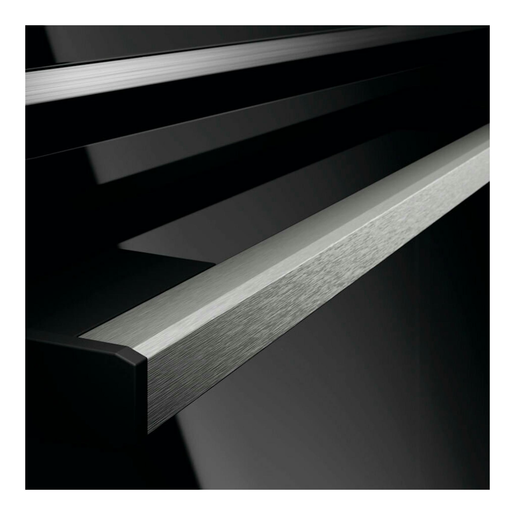 Horno AEG OA5PB531AB negro, primer plano del tirador metálico sobre puerta de vidrio negro.