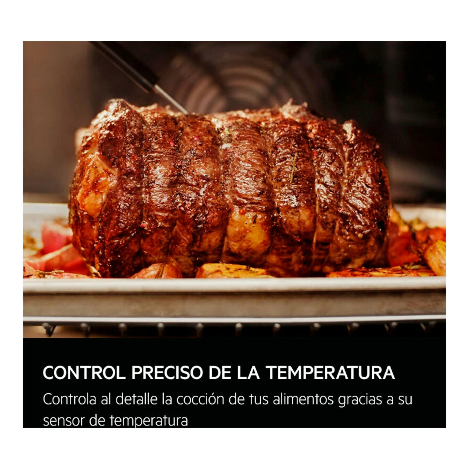 Horno AEG OA5PB531AB negro, vista frontal del interior con un asado de carne.