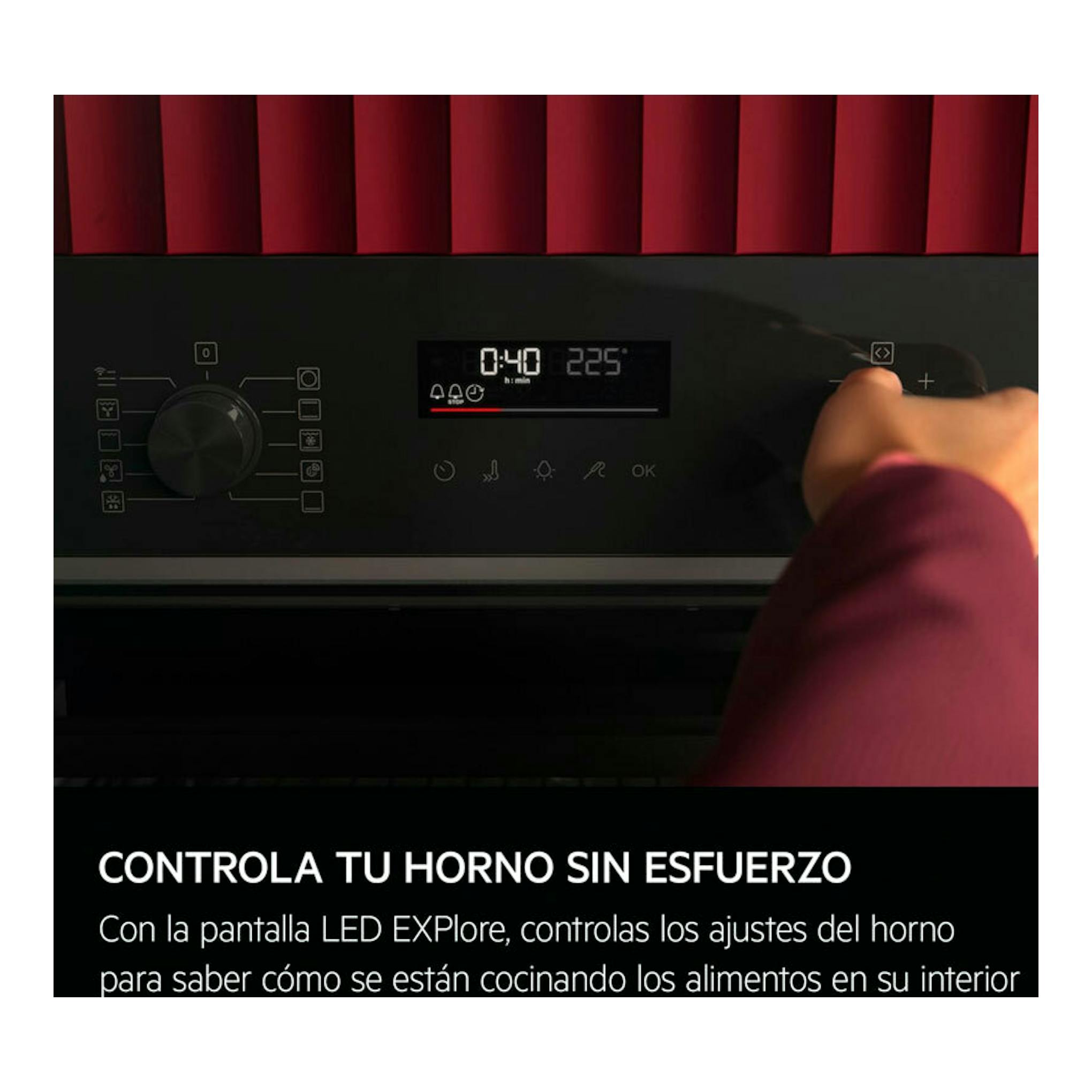 Horno AEG OA5PB531AB negro, vista frontal de la pantalla y mandos, con una mano ajustando el panel.