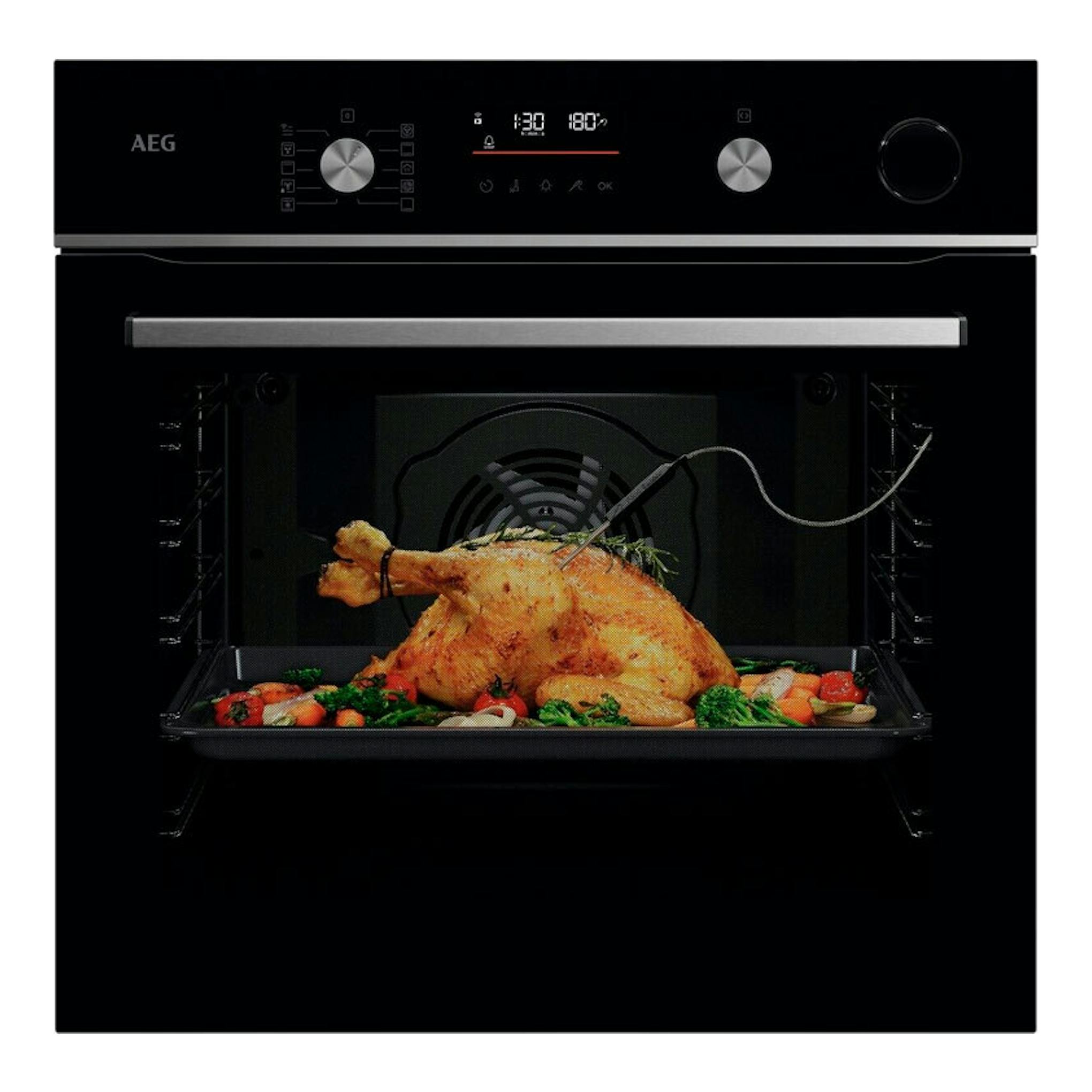 Horno AEG OR6PB51WSB de cristal negro, vista frontal, con panel digital y bandeja con pollo asado.