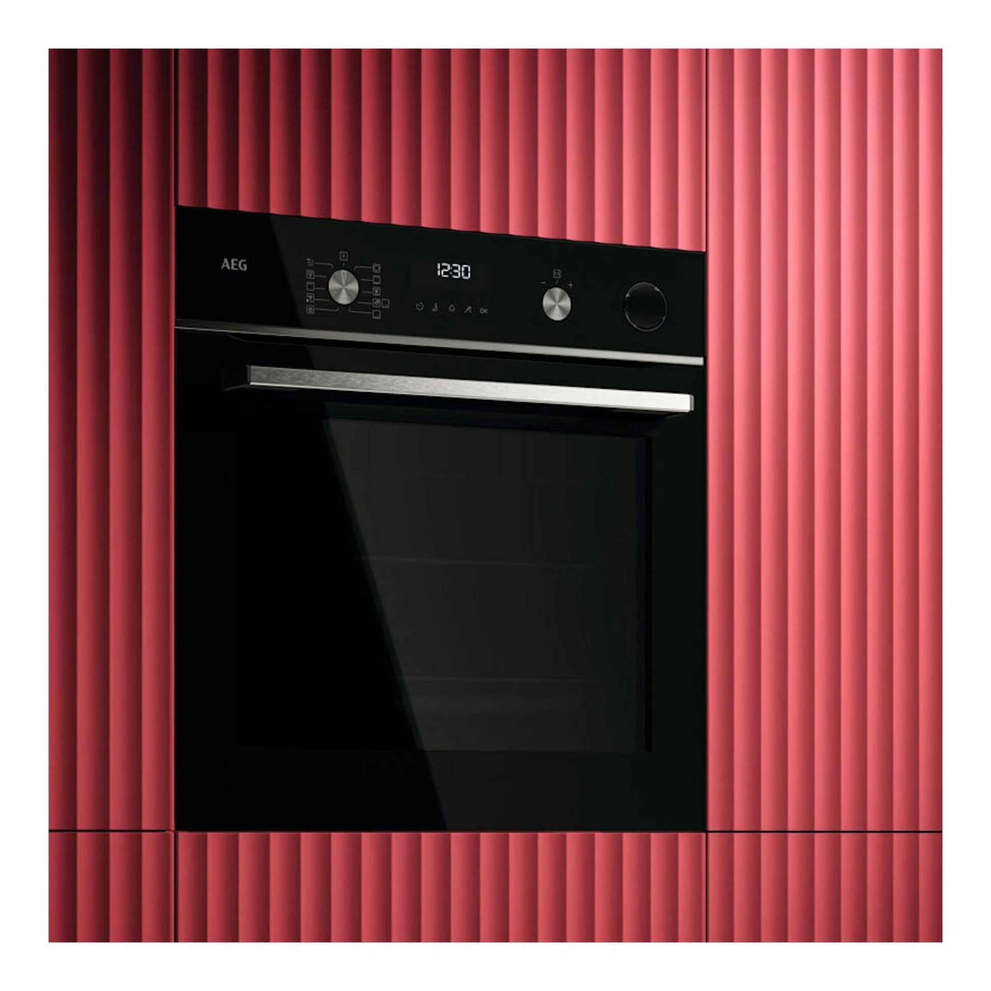 Horno empotrado AEG OR6PB51WSB de cristal negro, vista frontal, con display digital y tirador metálico.
