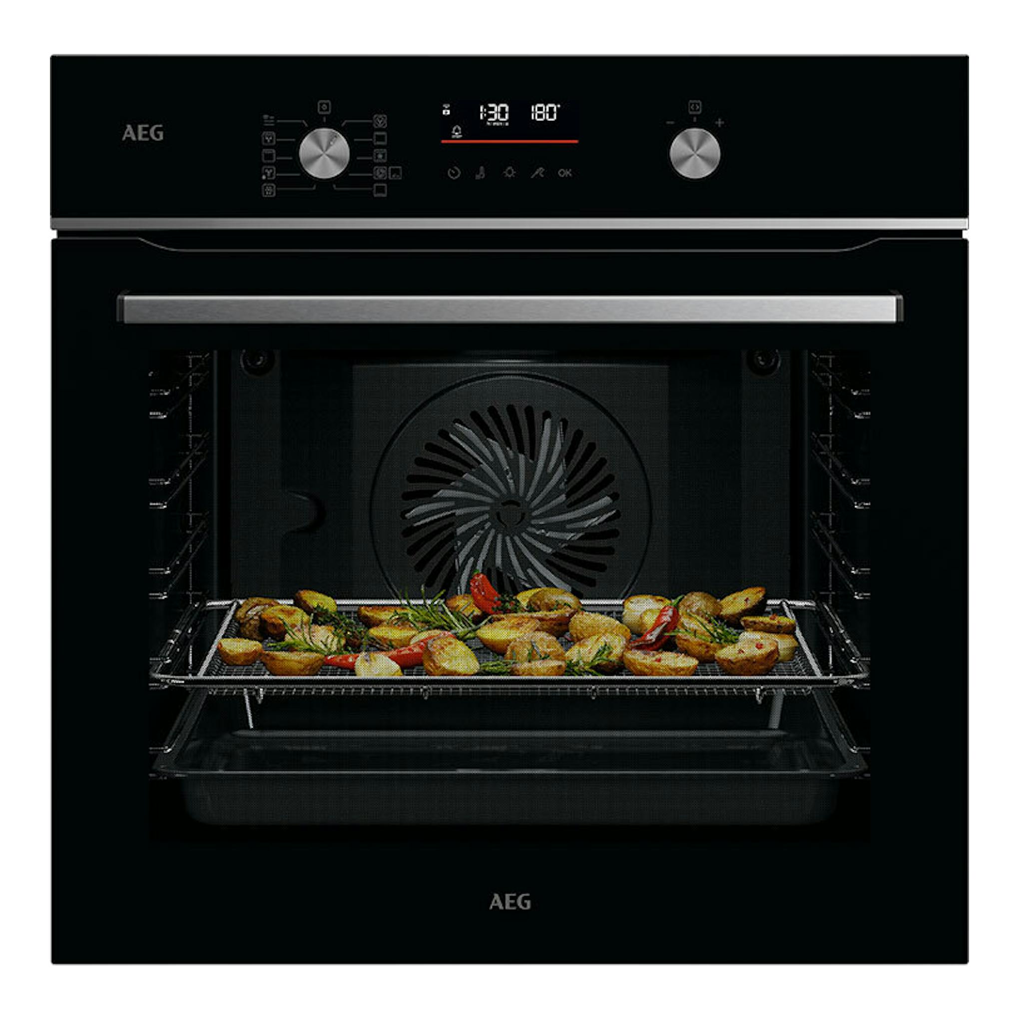 Horno AEG OS6PB511AB negro, vista frontal, con puerta abierta y bandeja con alimentos dentro.