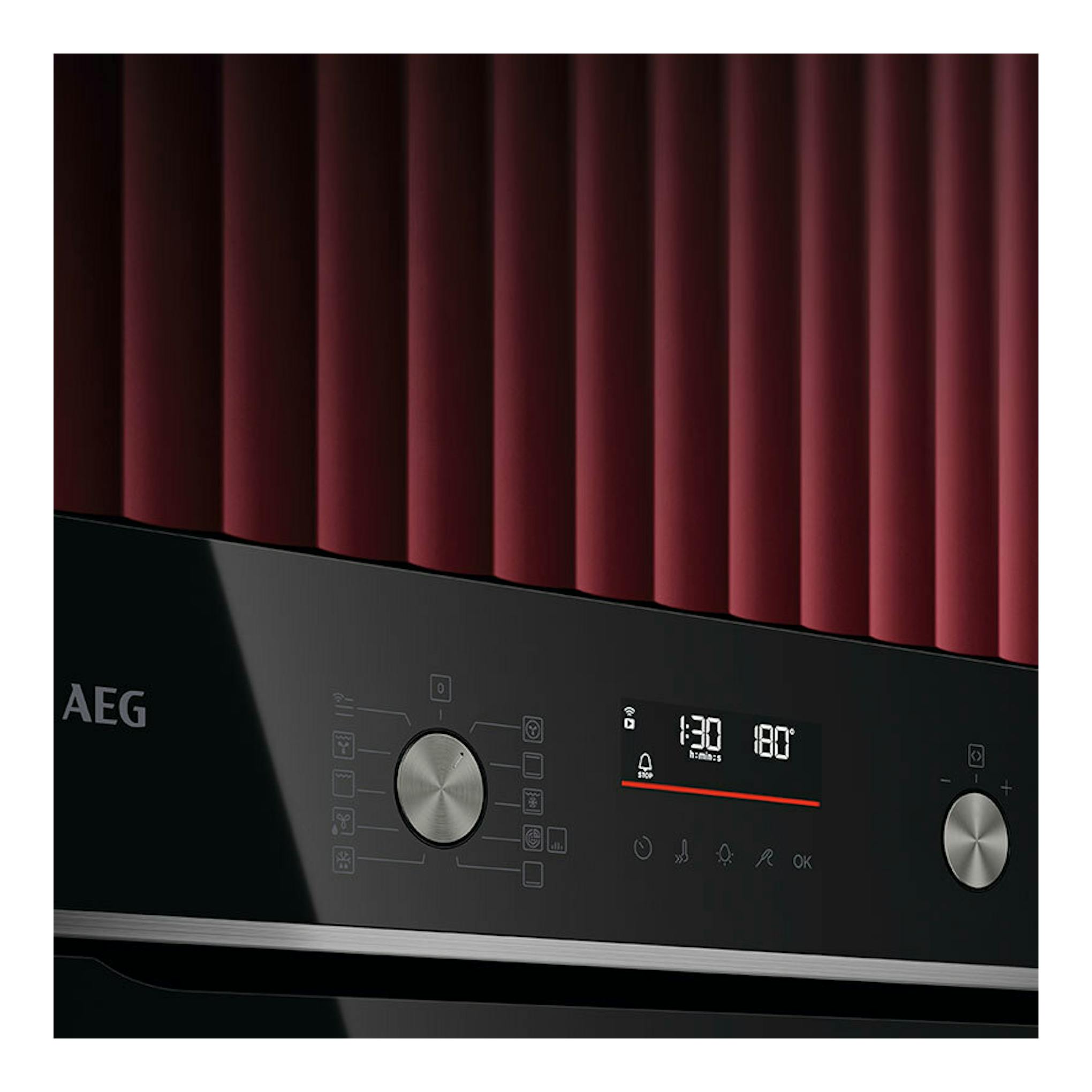 Horno AEG OS6PB511AB negro, vista frontal en ángulo del panel de control con pantalla y mandos.