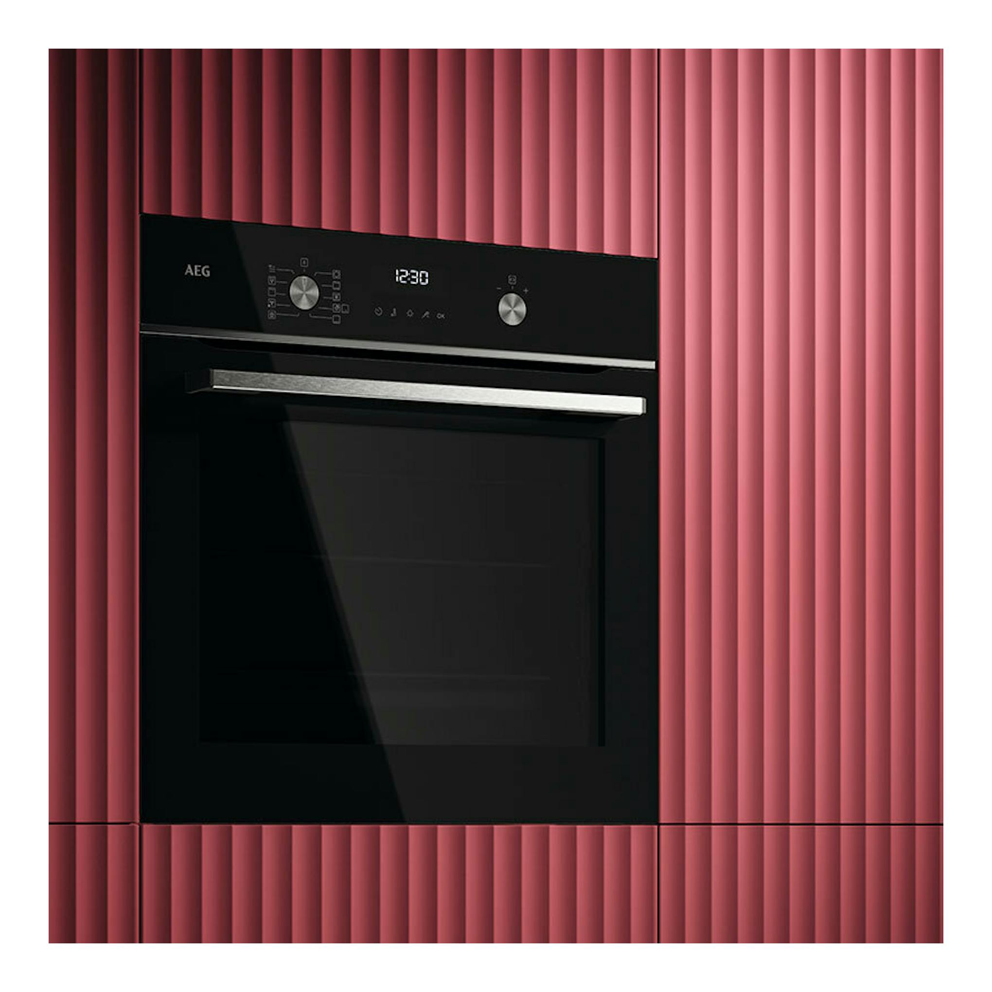 Horno empotrado AEG OS6PB511AB negro, vista frontal, con panel digital y puerta de cristal.