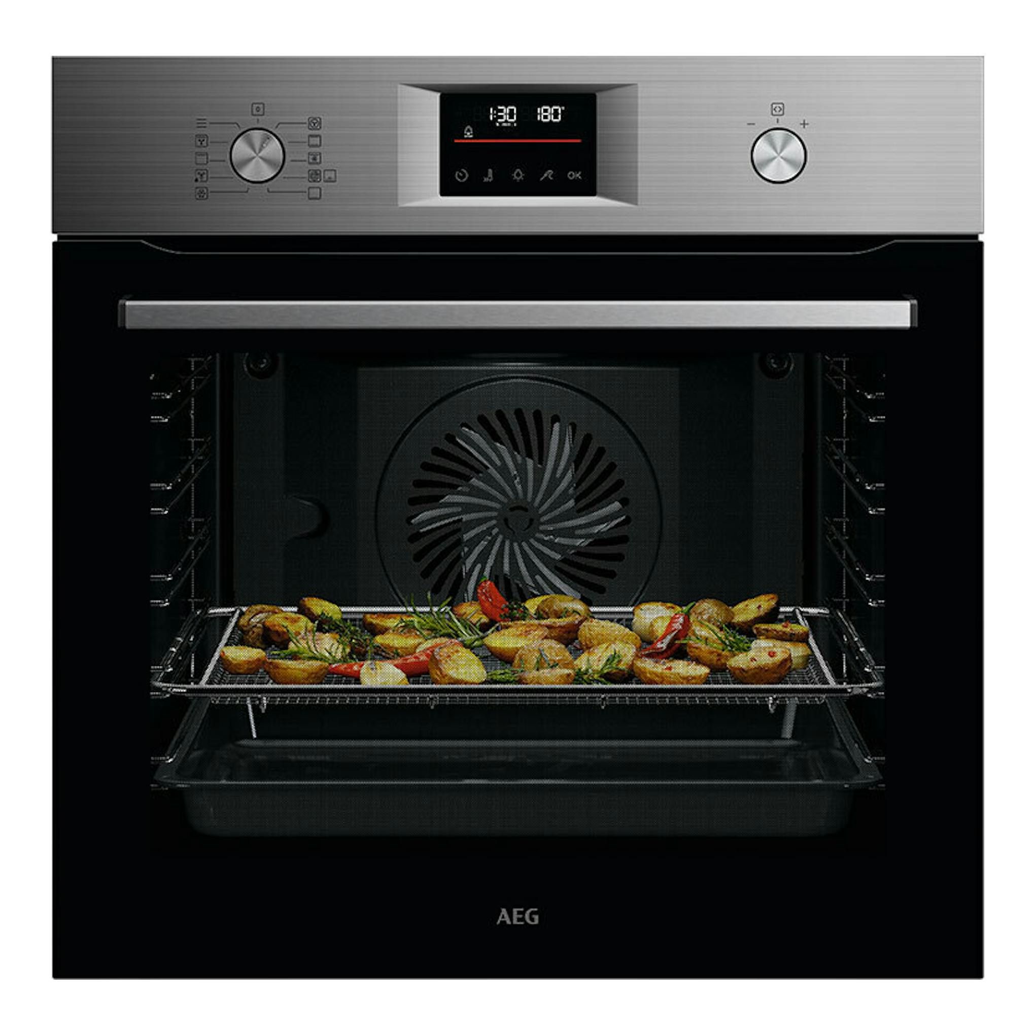 Horno AEG OS6PB51AM inox, vista frontal, con panel digital y bandeja con verduras asadas.