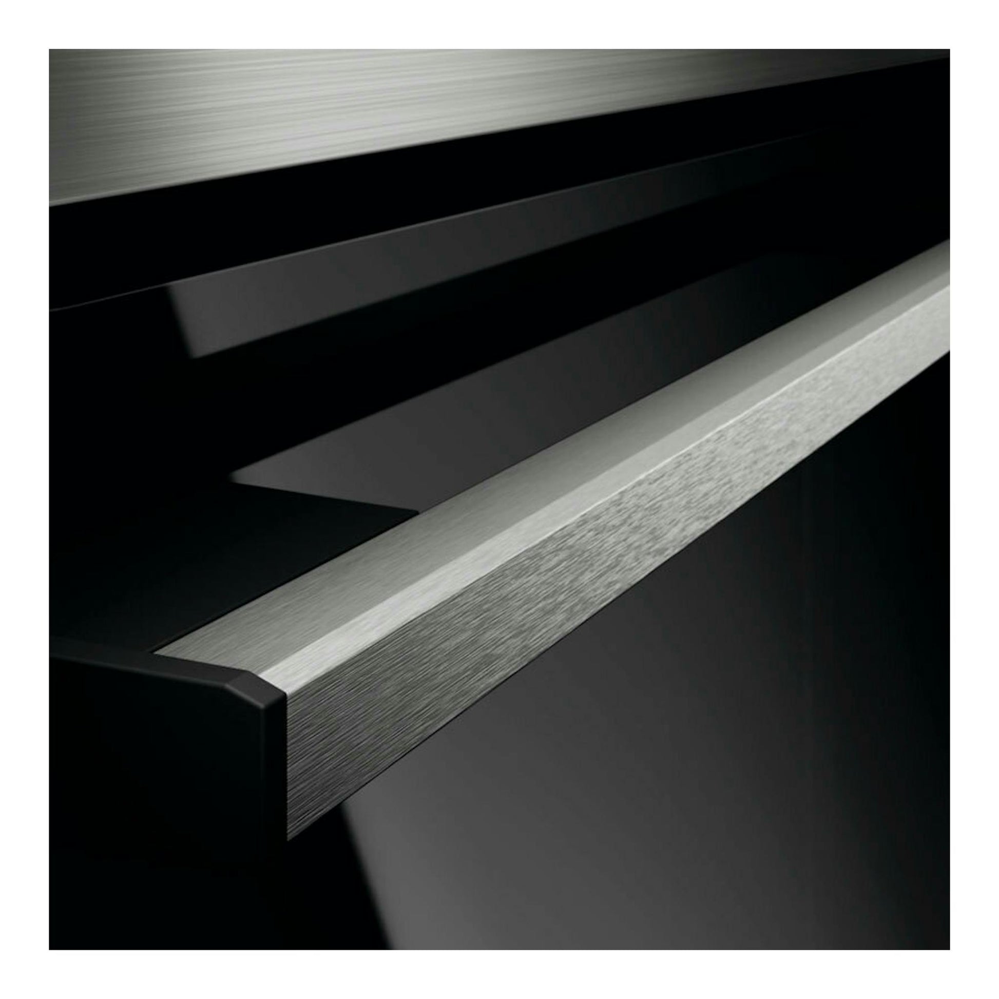 Horno AEG OS6PB51AM inox, vista en primer plano del tirador metálico cepillado sobre frontal negro.