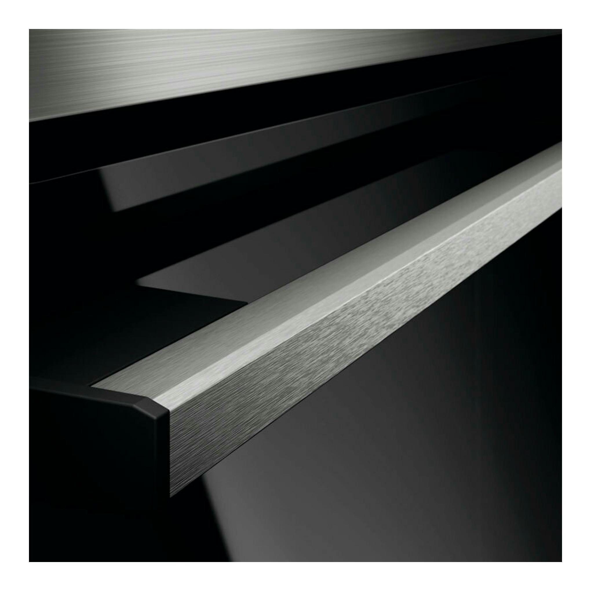 Horno AEG OS6PB51AM inox, vista en primer plano del tirador metálico cepillado sobre frontal negro.