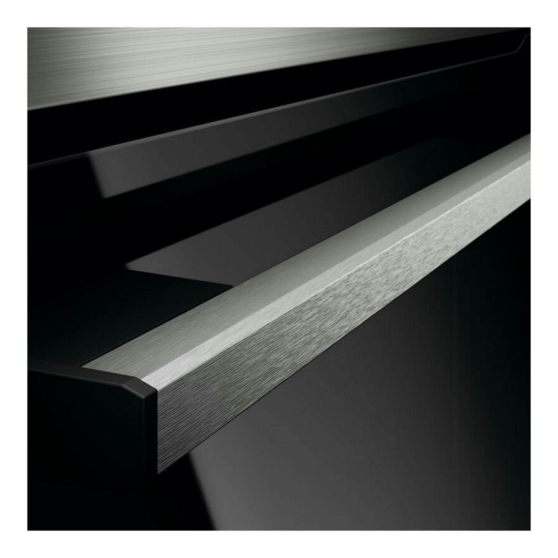 Horno AEG OU5AB20SM inox, primer plano del tirador de acero inoxidable sobre puerta negra.