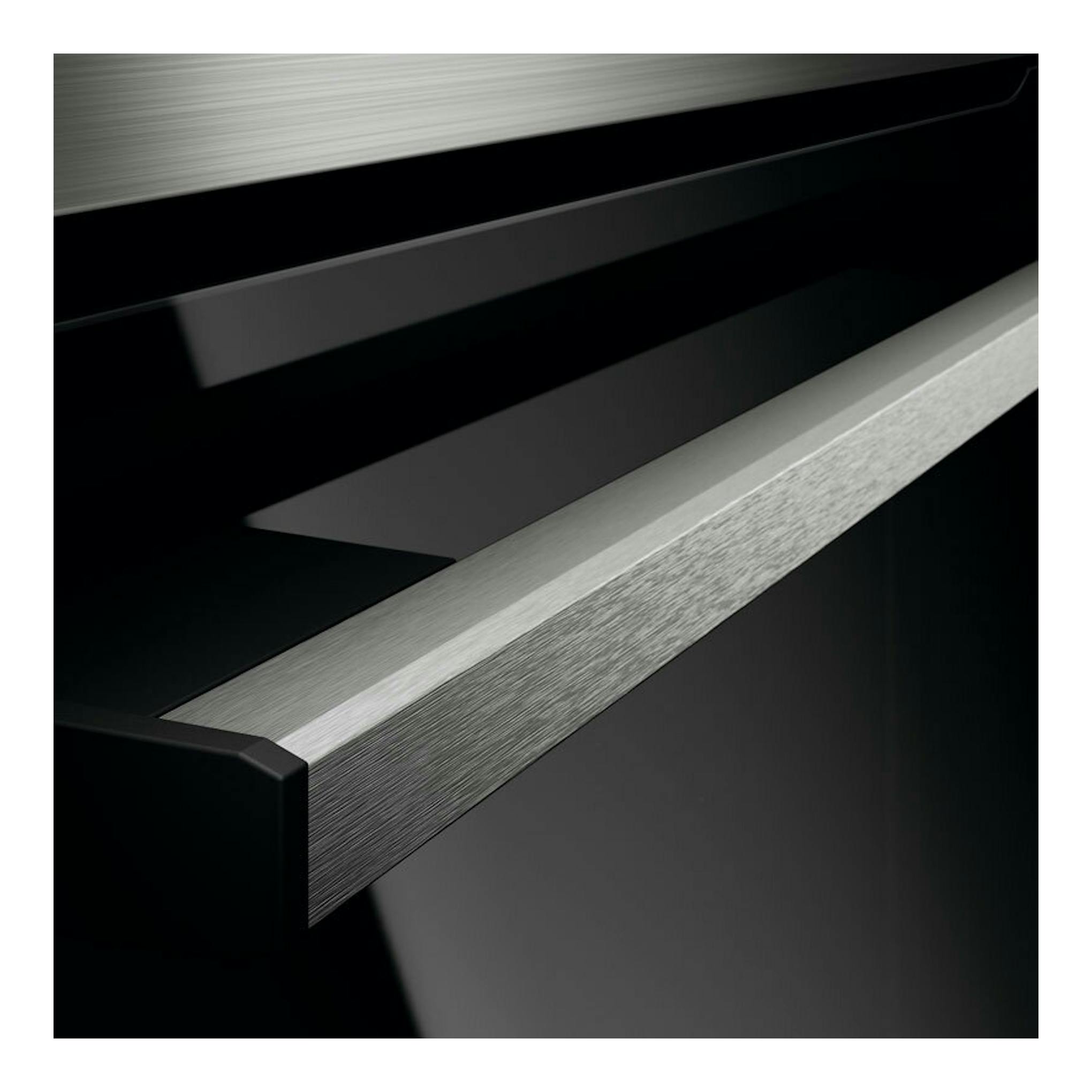 Horno AEG OU5AB20SM inox, primer plano del tirador de acero inoxidable sobre puerta negra.