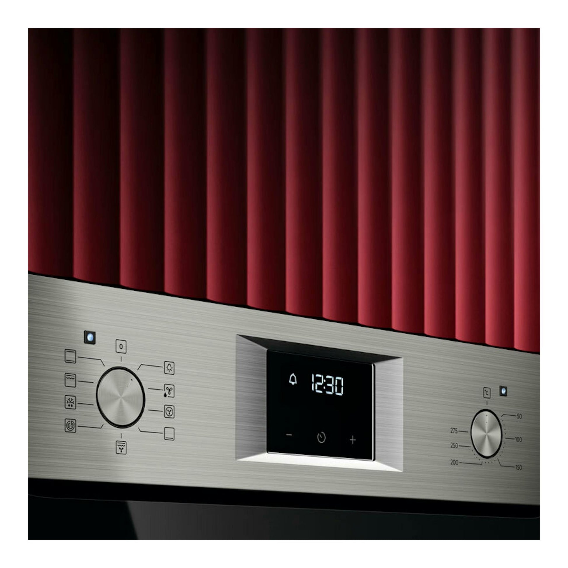 Horno AEG OU5AB20SM inox, vista frontal parcial del panel con dos mandos plateados y display digital central.