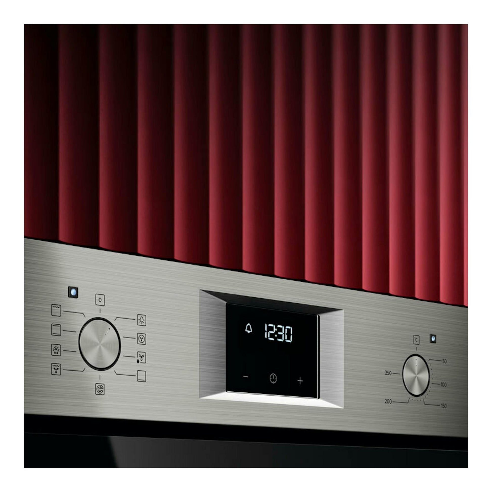 Horno AEG OU5AB21CM inox, vista frontal del panel de control con pantalla digital y mandos giratorios.