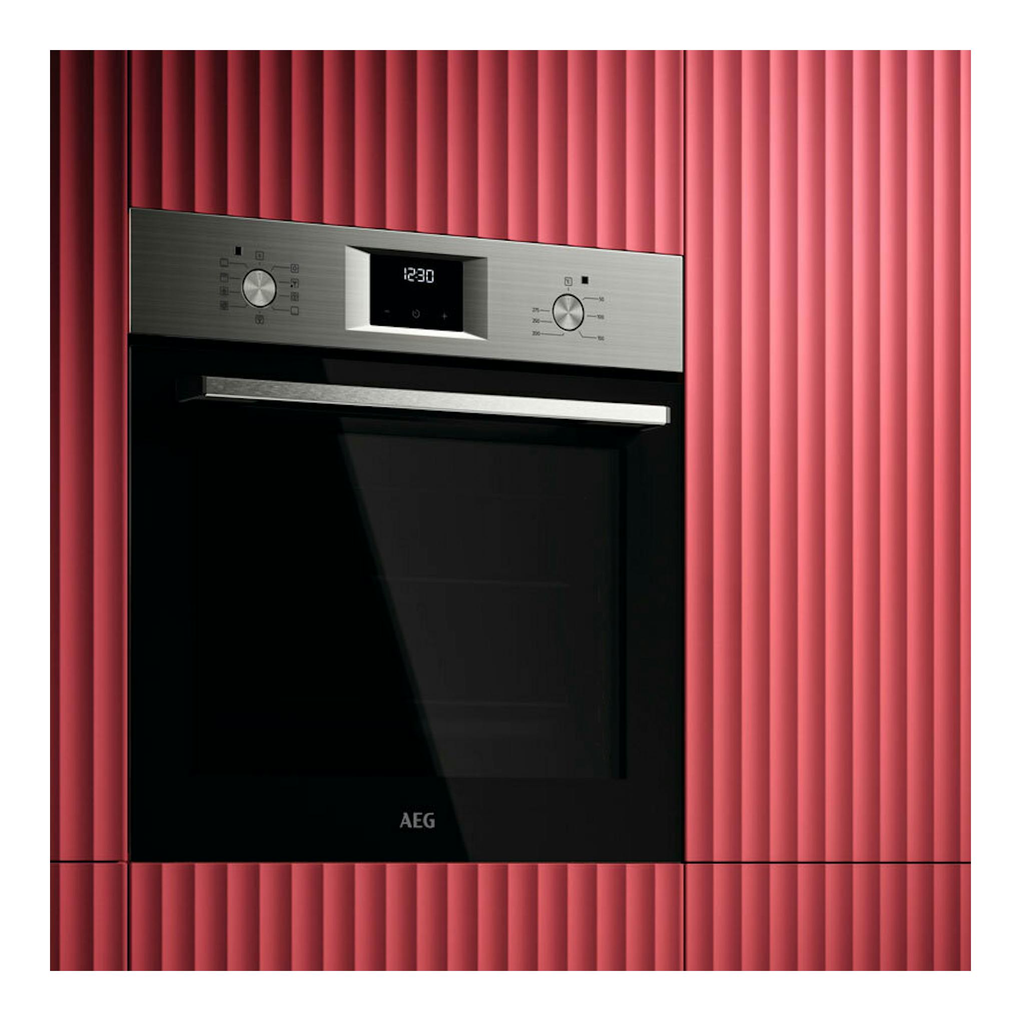 Horno AEG OU5AB21CM inox, vista frontal, con panel digital y puerta de cristal negro.