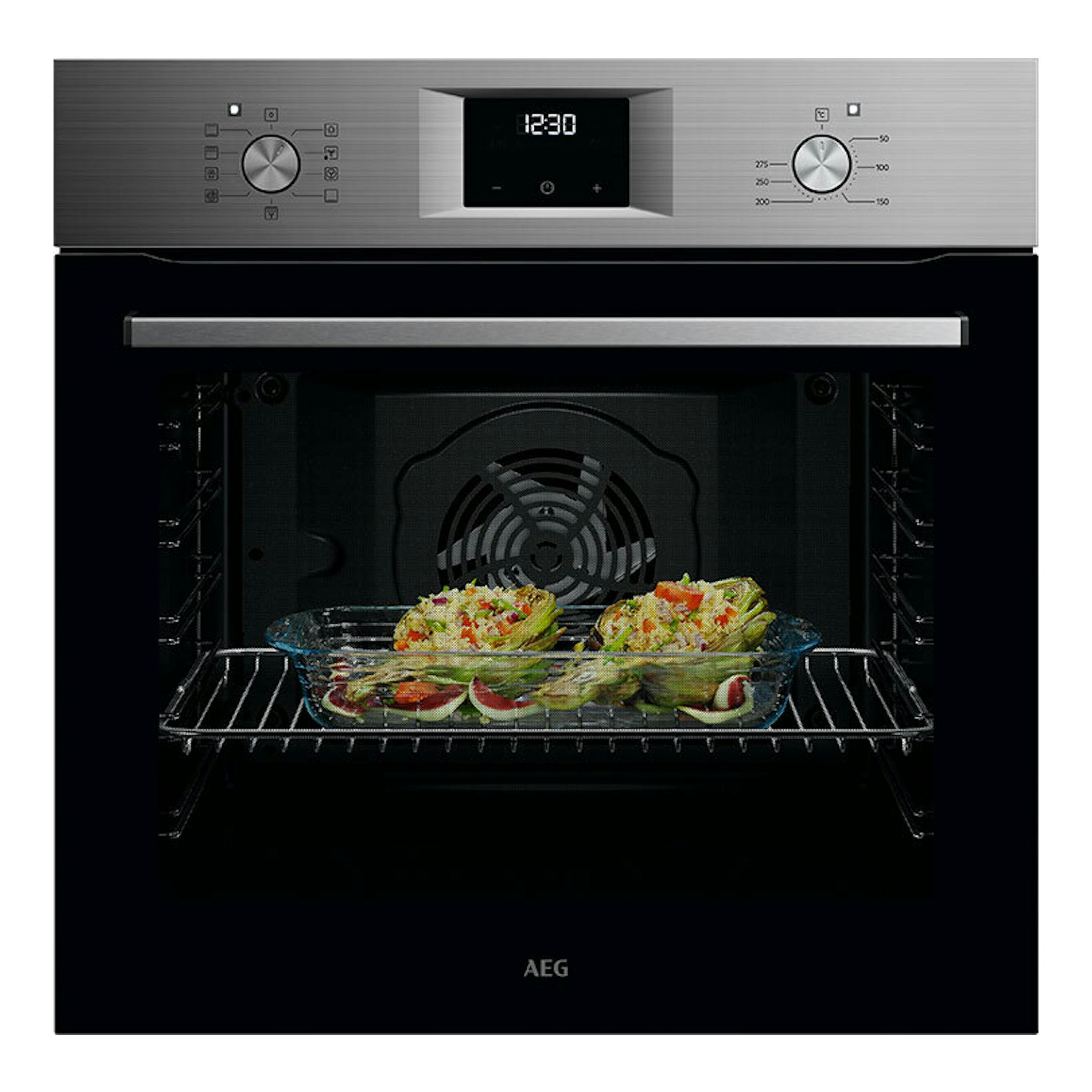 Horno AEG OU5AB21FSM inox, vista frontal, con panel digital y bandeja de comida en el interior.
