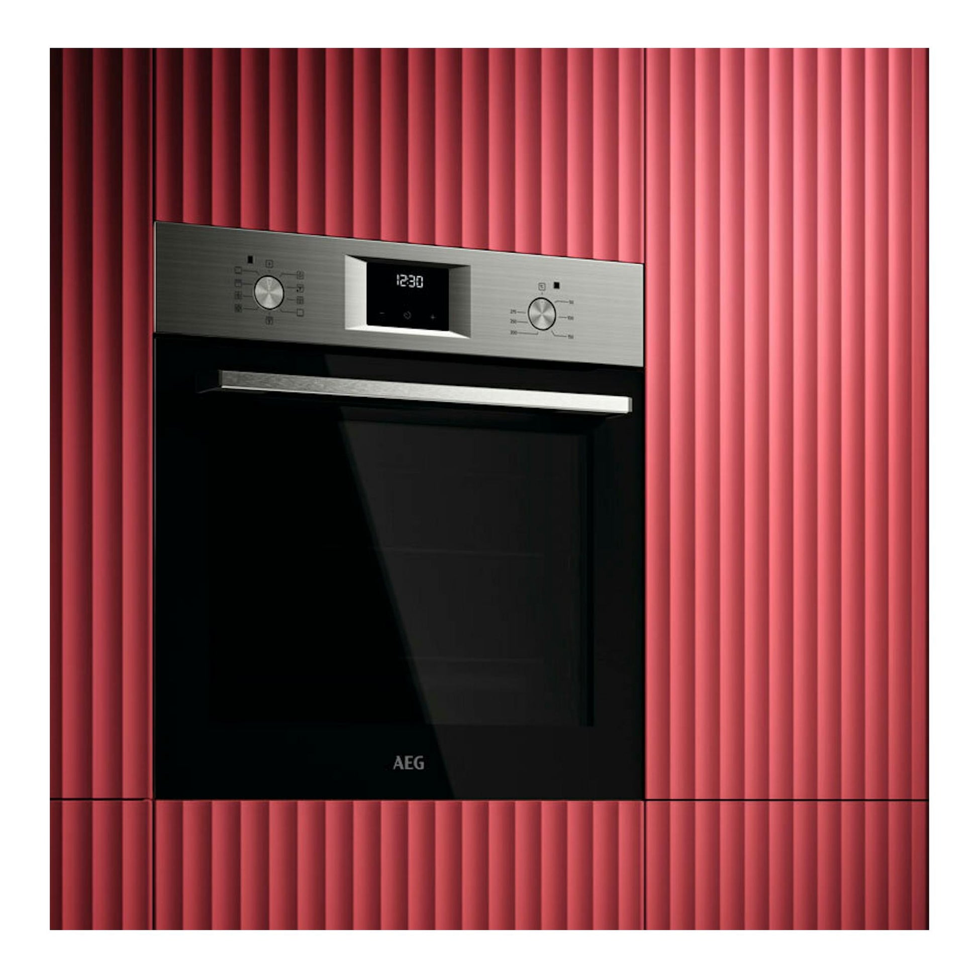 Horno AEG OU5AB21FSM en inox y negro, vista frontal, con panel digital y puerta de vidrio.