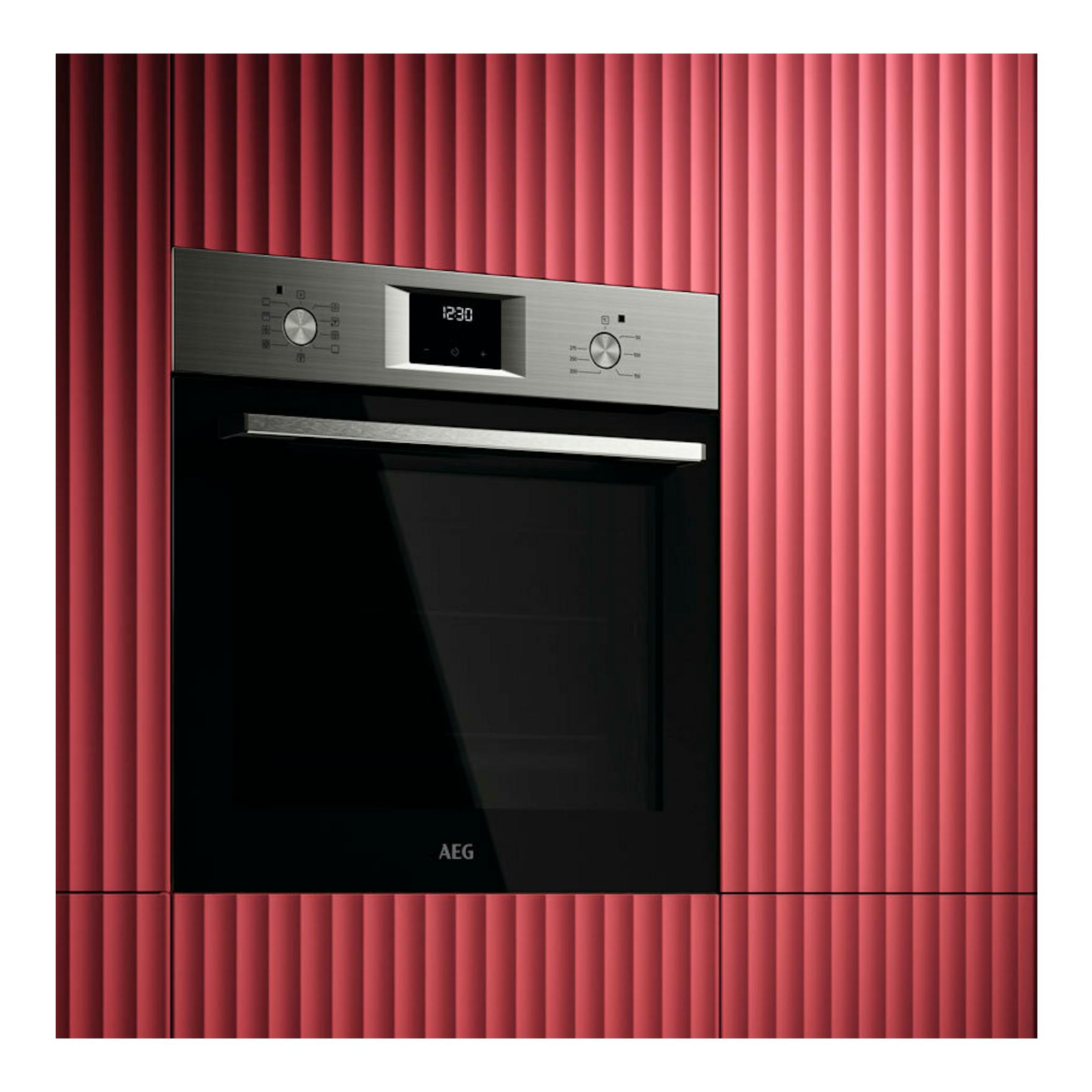 Horno AEG OU5AB21FSM en inox y negro, vista frontal, con panel digital y puerta de vidrio.