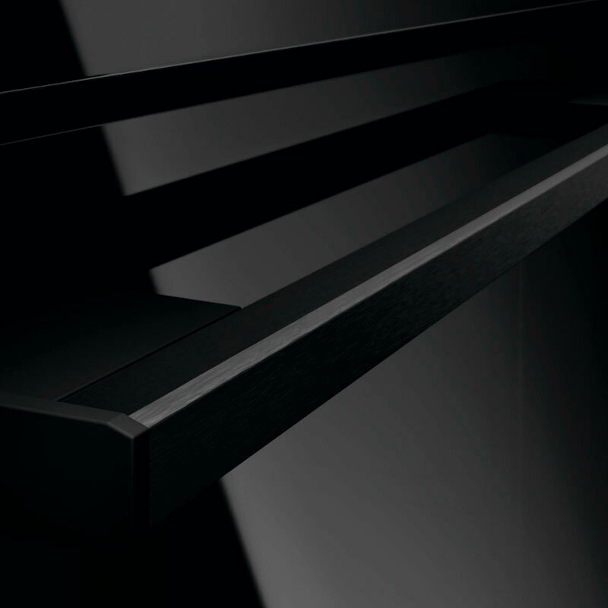 Horno AEG OU5PB40NSK en cristal negro, detalle de la puerta y el tirador