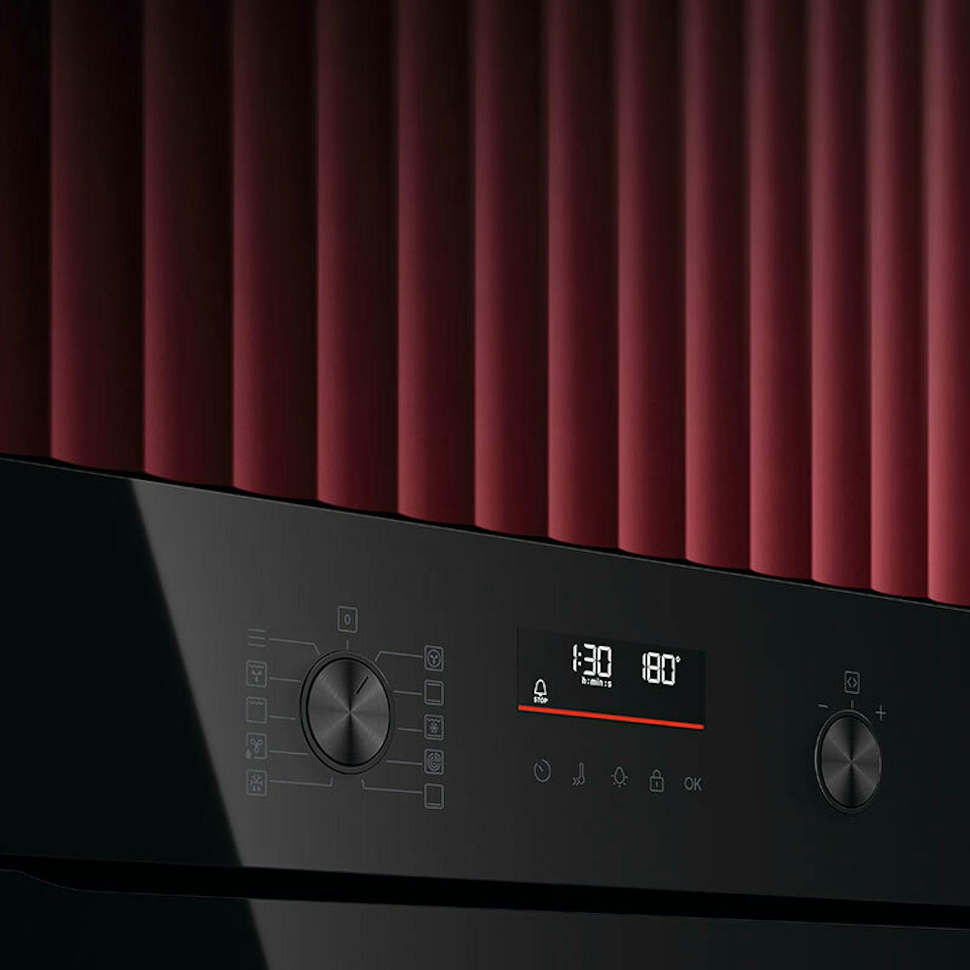 Detalle del panel frontal del horno AEG OU5PB40NSK en cristal negro