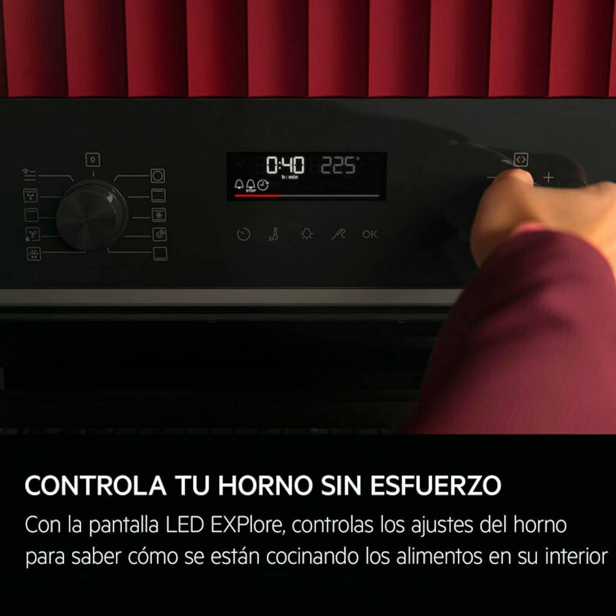 Detalle del panel de control del horno AEG OU5PB40NSK de cristal negro