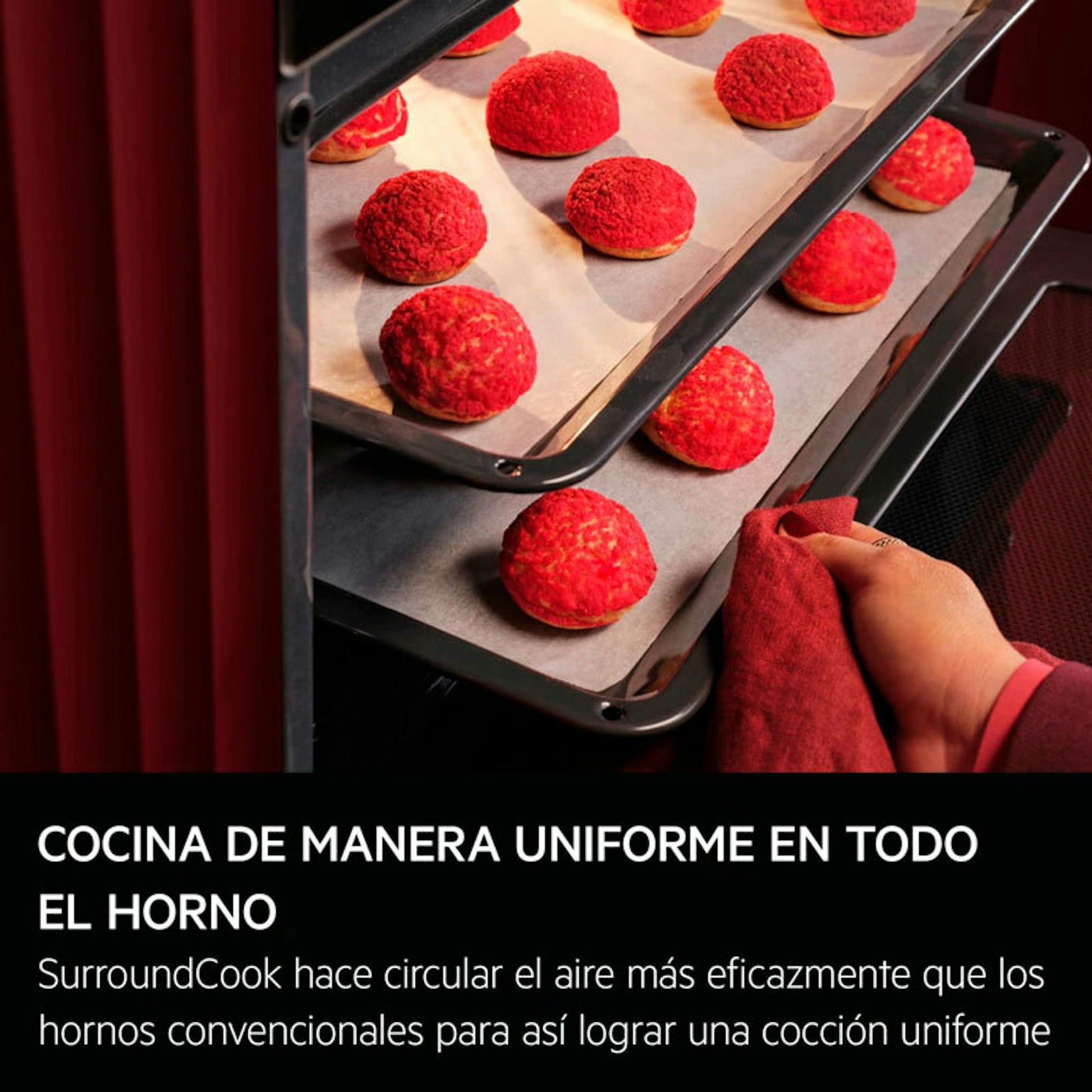 Horno AEG OU5PB40NSK de cristal negro con bandejas y repostería en el interior