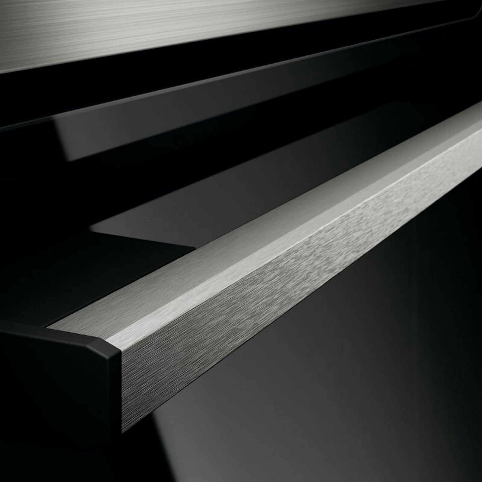 Detalle del tirador del horno AEG OU5PB40SM Inox