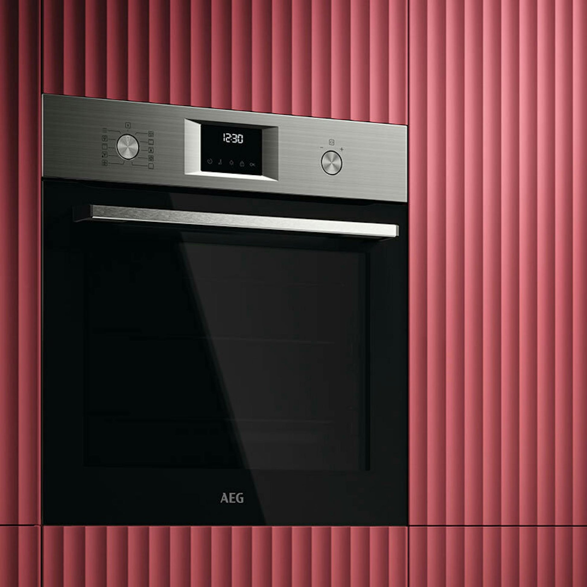 Horno AEG OU5PB40SM inox empotrado con panel digital y puerta negra