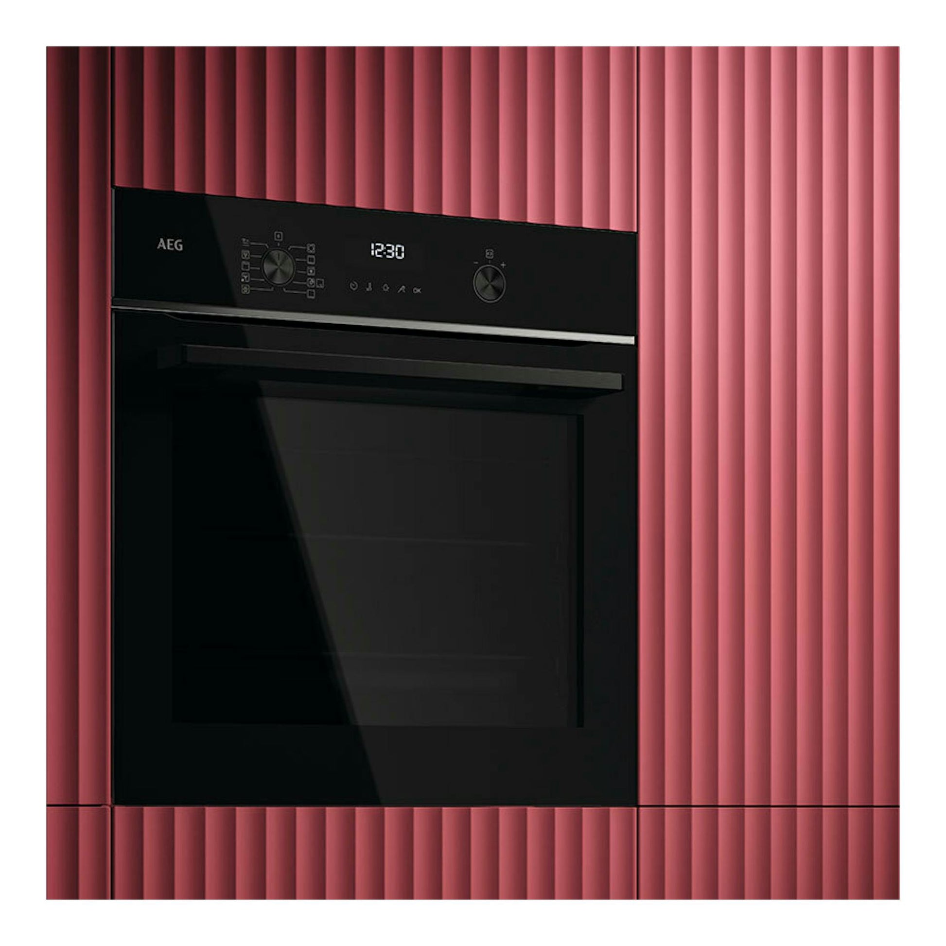 Horno empotrado AEG OU5PB41WSB de cristal negro, vista frontal, con pantalla digital y mandos.