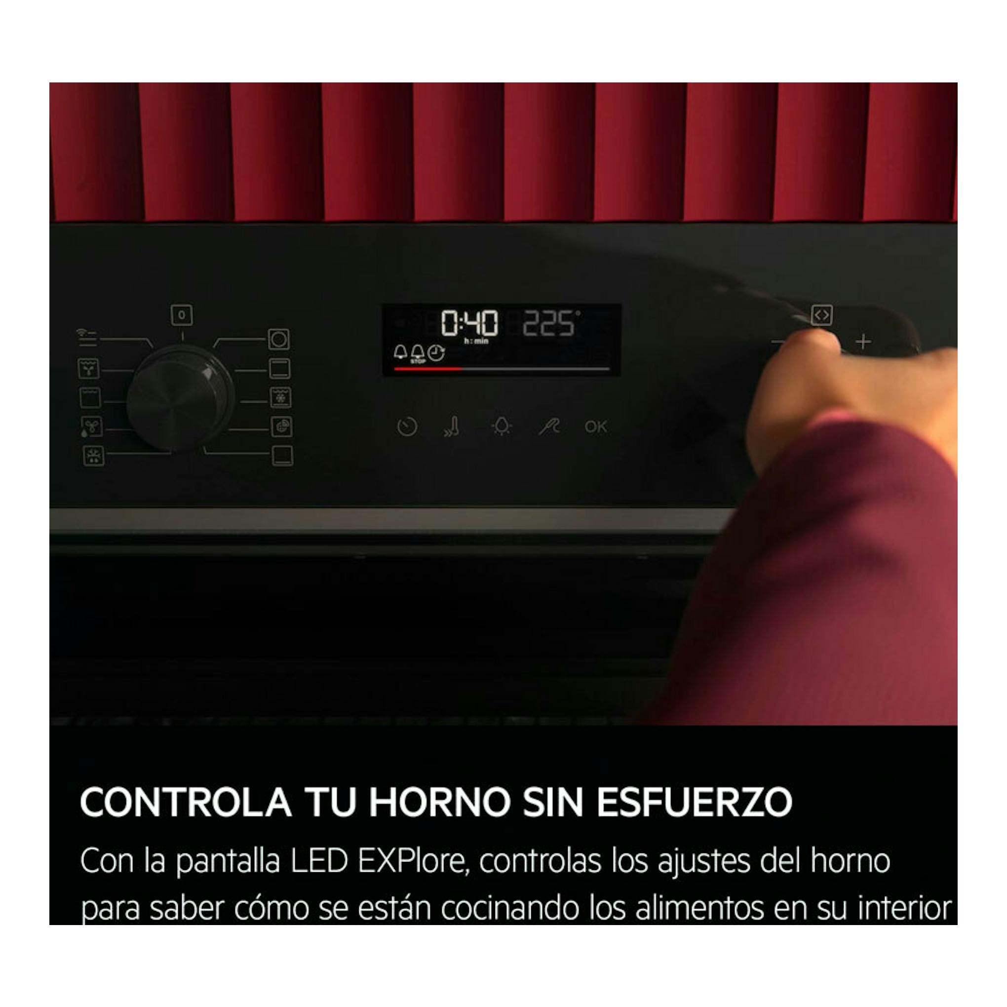 Horno AEG OU5PB41WSB de cristal negro, vista frontal del panel de control con pantalla LED y mando girando.