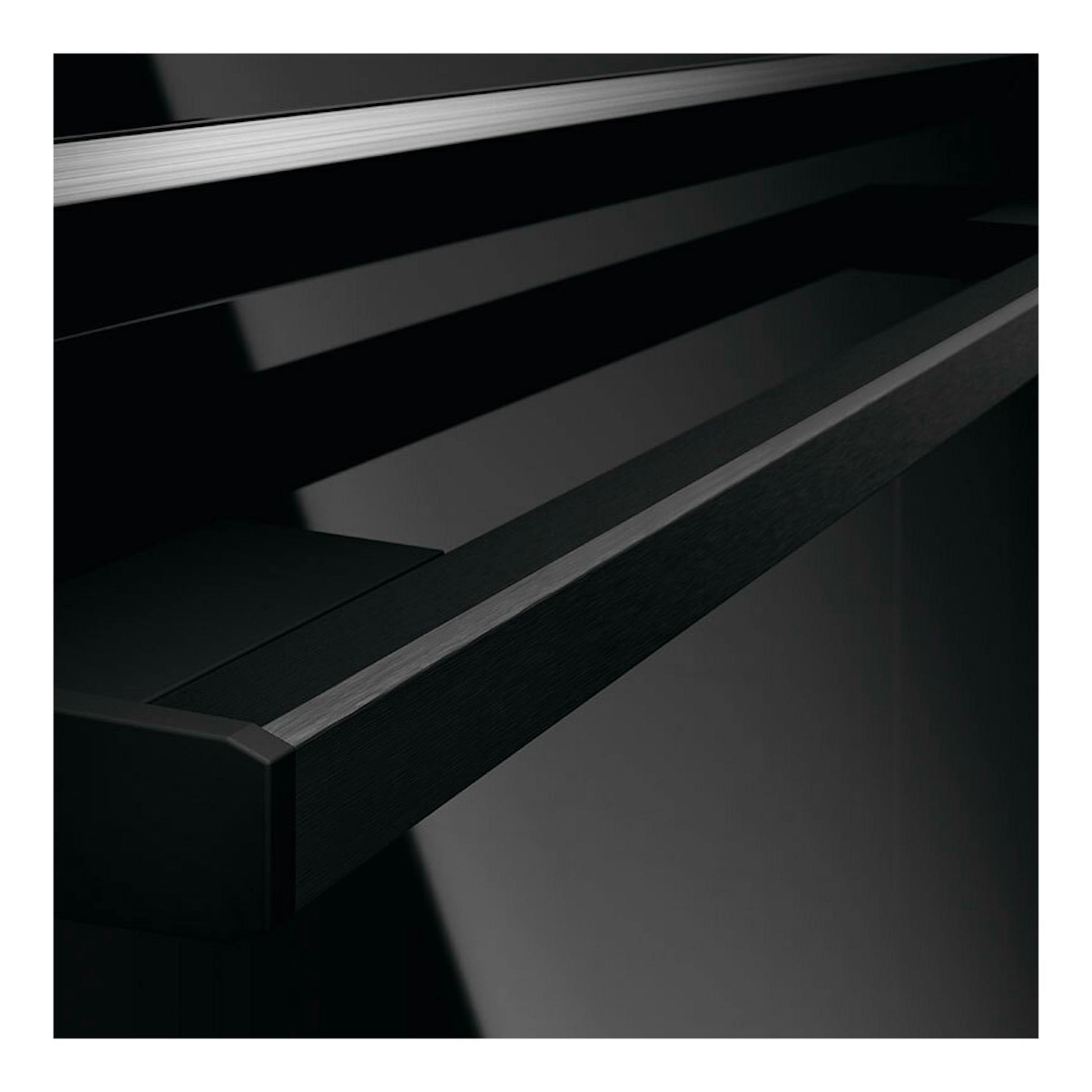 Horno AEG TA5PB531AB de cristal negro, vista en primer plano del tirador y frontal.