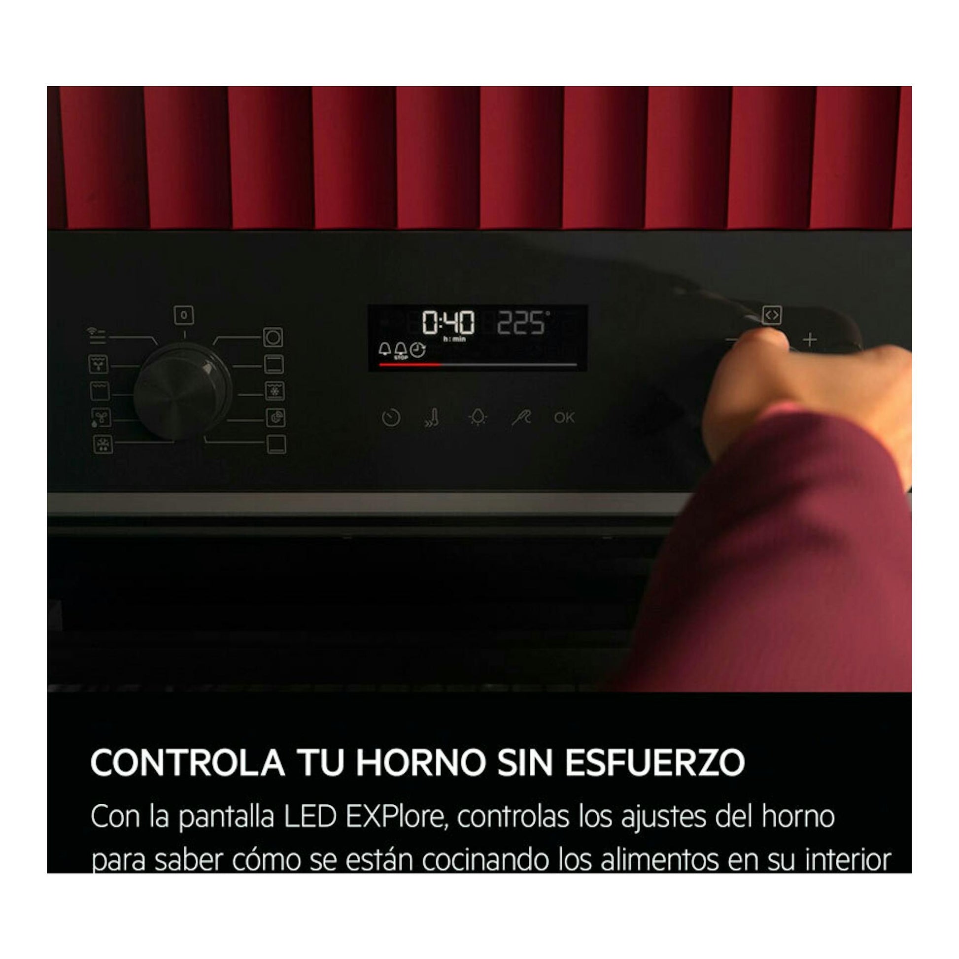 Horno AEG TA5PB531AB de cristal negro, vista frontal del panel de control con pantalla LED y una mano ajustando.
