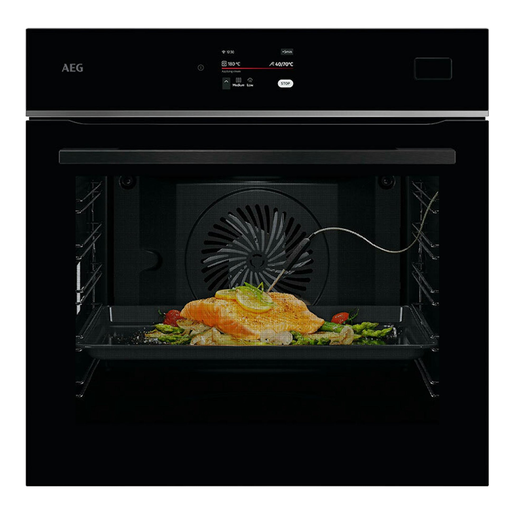 Horno empotrable AEG TB8SB73ZAB de cristal negro, vista frontal, con bandeja y pollo asado con sonda.