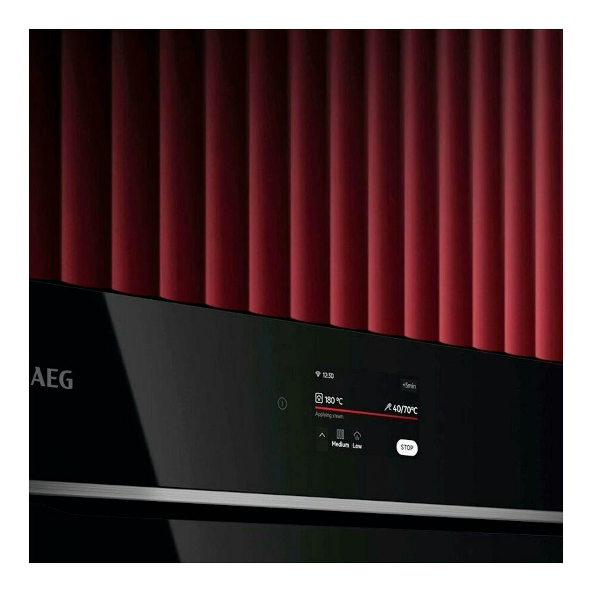 Horno AEG TB8SB73ZAB de cristal negro, visto en ángulo, con panel táctil iluminado.