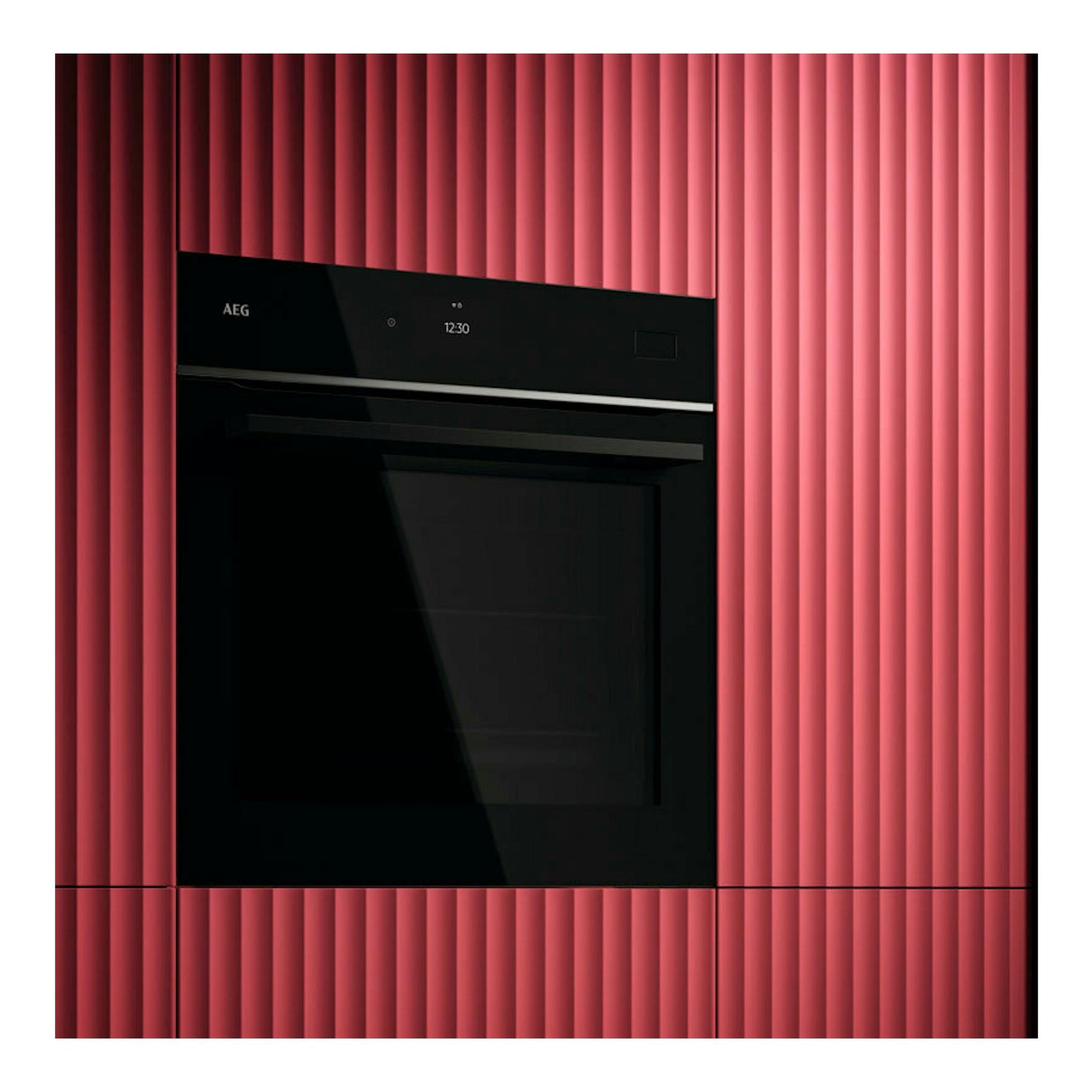 Horno empotrable AEG TB8SB73ZAB de cristal negro, vista frontal, integrado en pared roja acanalada.