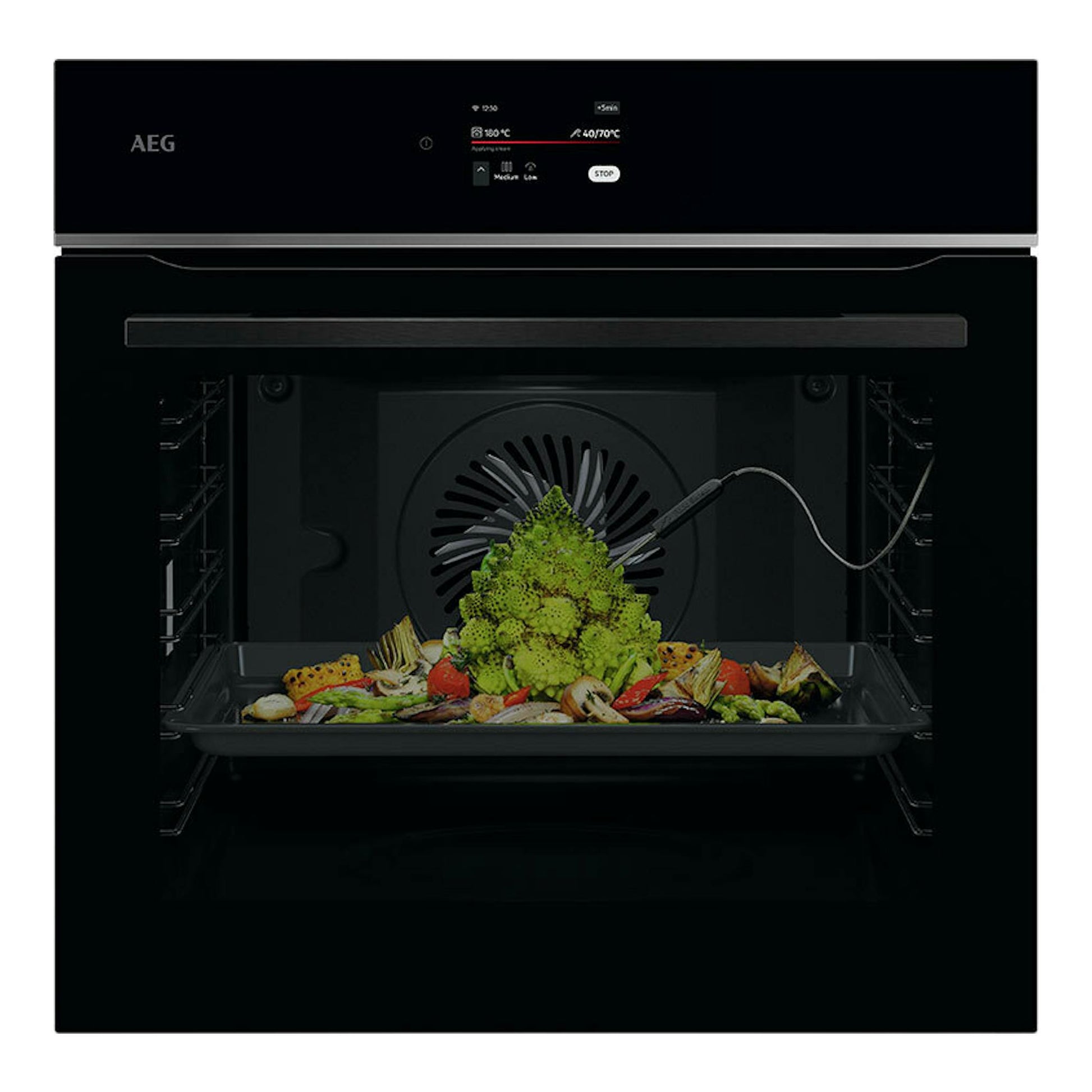 Horno AEG TE8PB731AB de cristal negro, vista frontal con puerta abierta y bandeja con verduras.