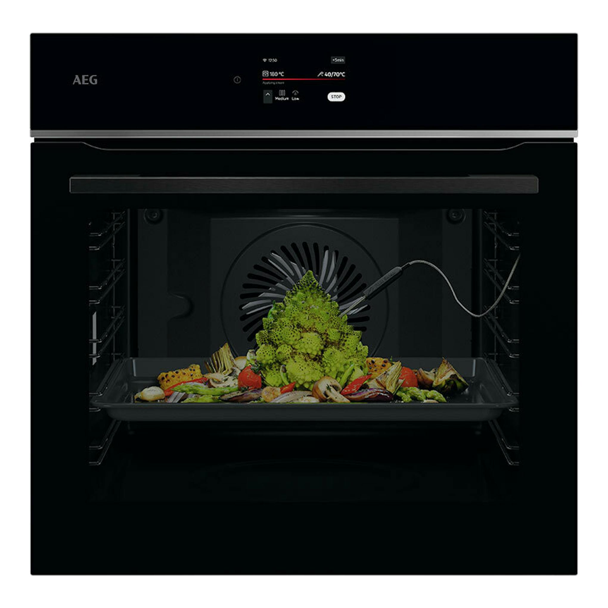 Horno AEG TE8PB731AB de cristal negro, vista frontal con puerta abierta y bandeja con verduras.
