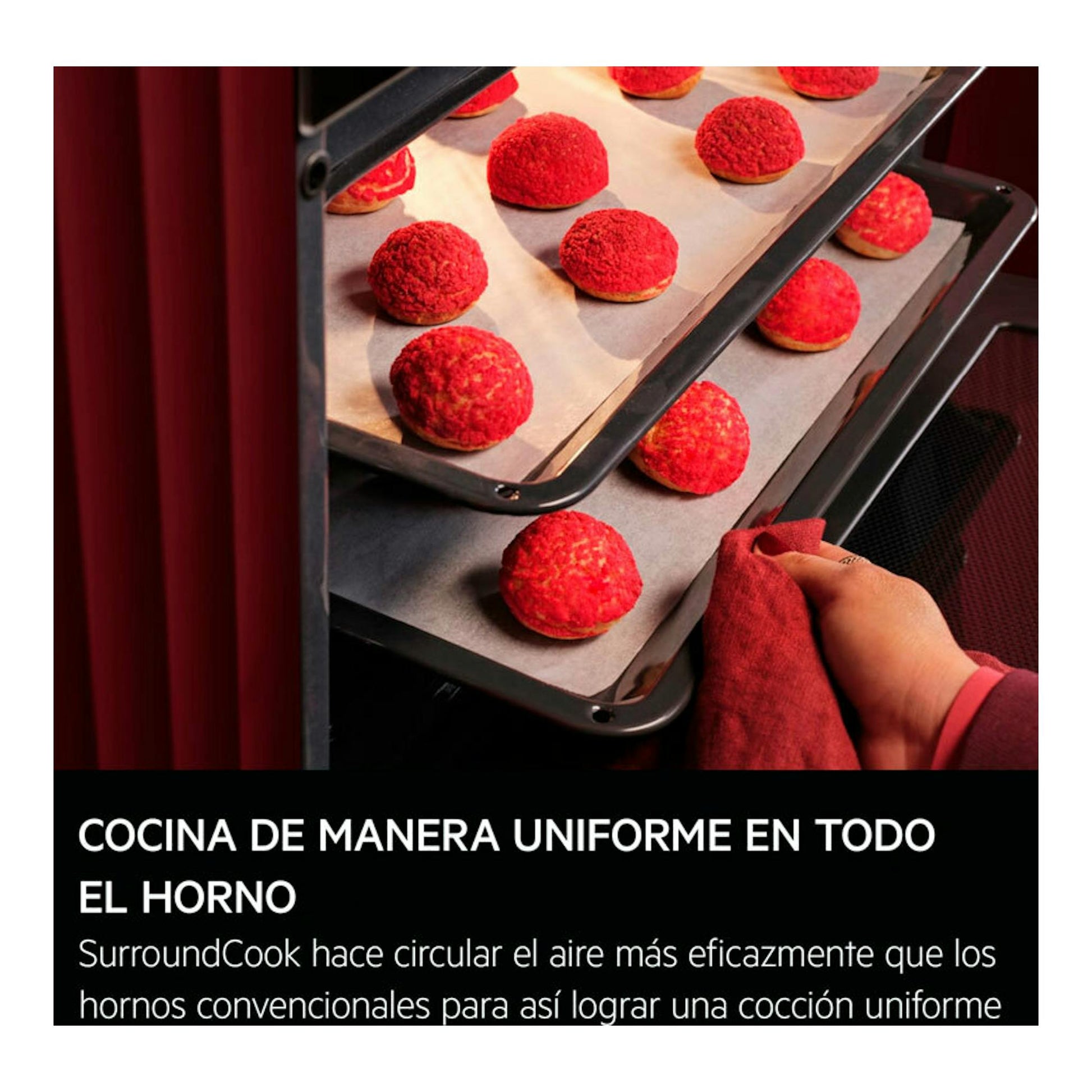 Horno AEG TE8PB731AB de cristal negro, interior con bandejas y bollos rojos en cocción.