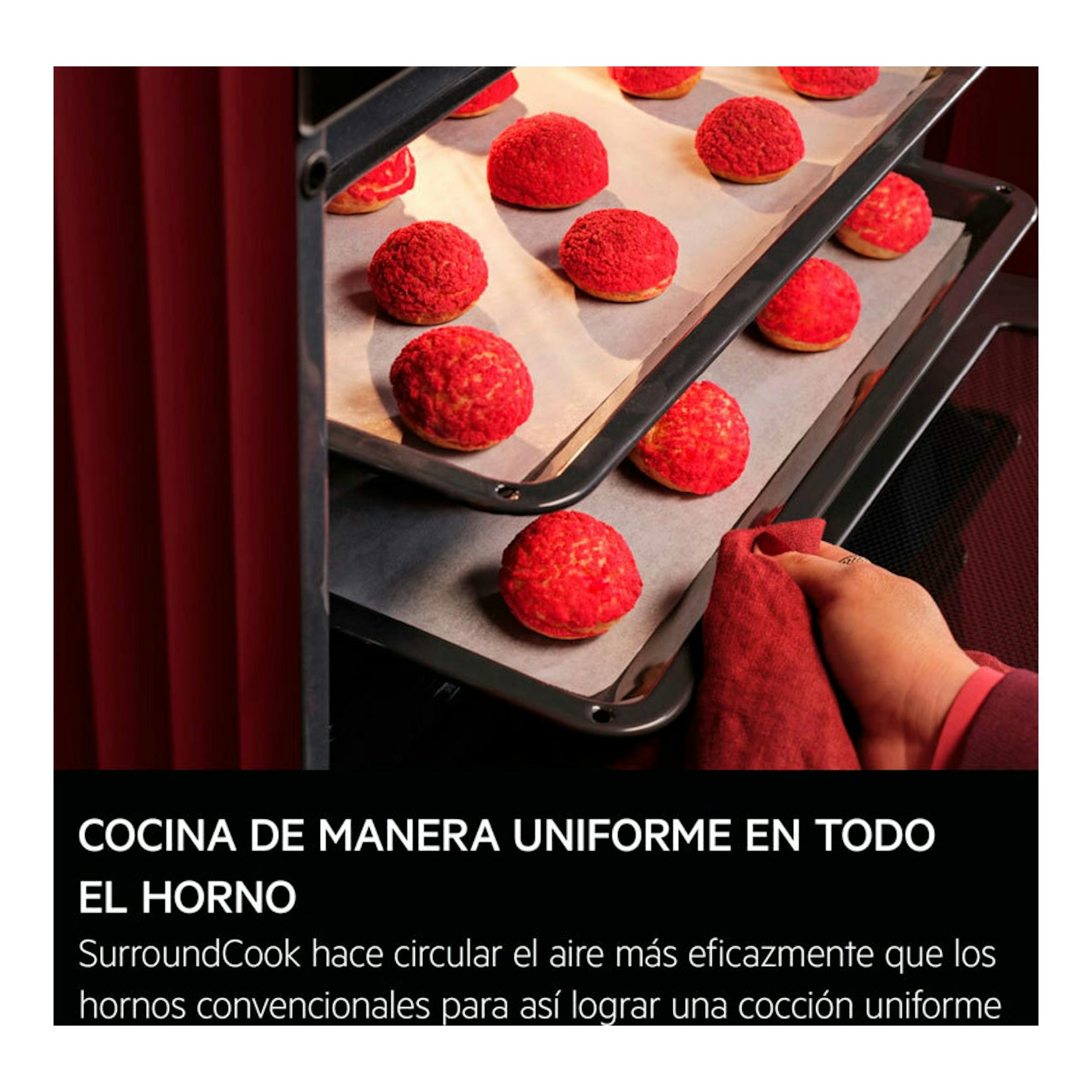 Horno AEG TE8PB731AB de cristal negro, interior con bandejas y bollos rojos en cocción.