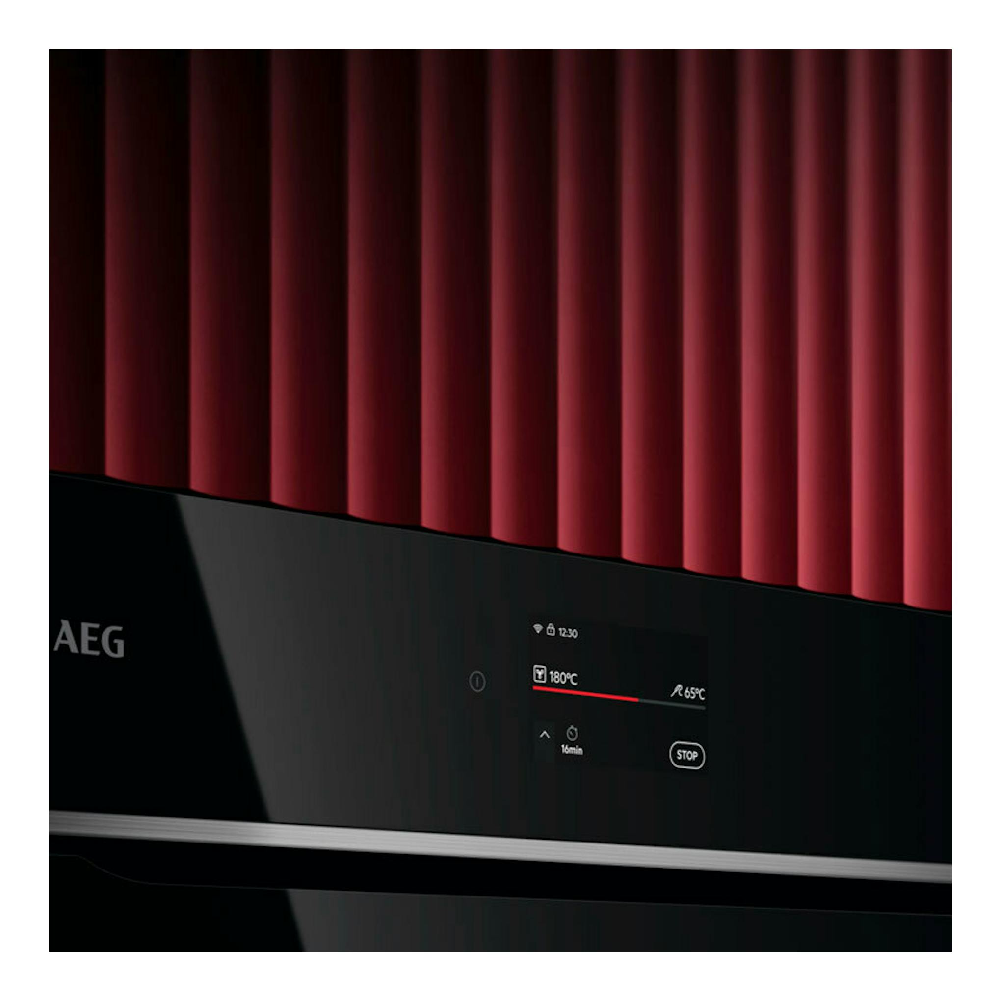 Horno AEG TE8PB731AB de cristal negro, vista frontal parcial con panel táctil iluminado.