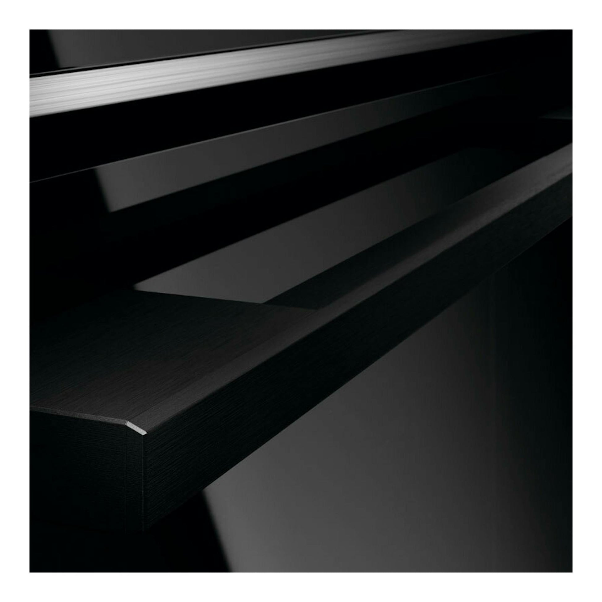 Horno AEG TE8PB731AB de cristal negro, vista en primer plano del frontal y la puerta.