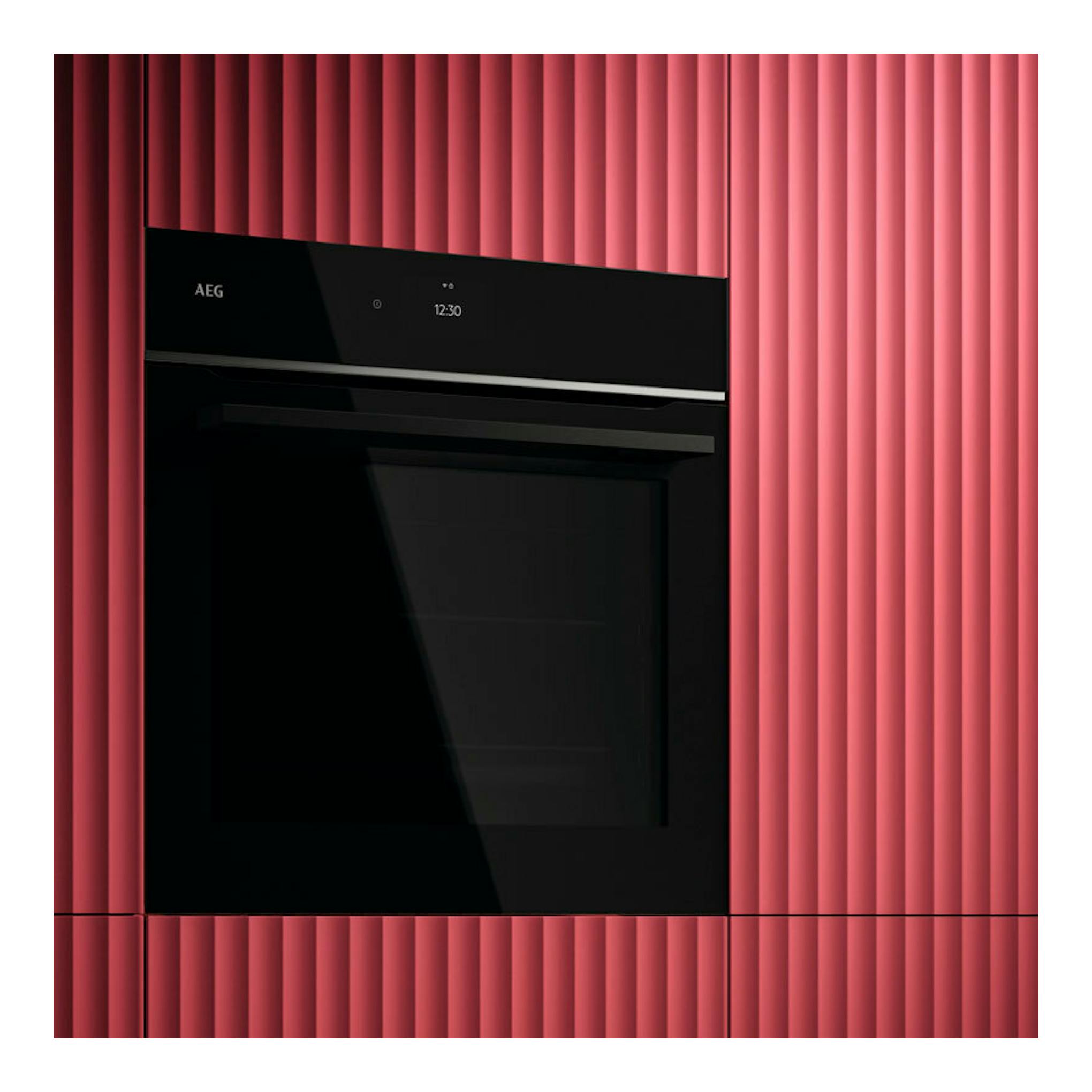 Horno AEG TE8PB731AB de cristal negro, vista frontal empotrada con display digital.