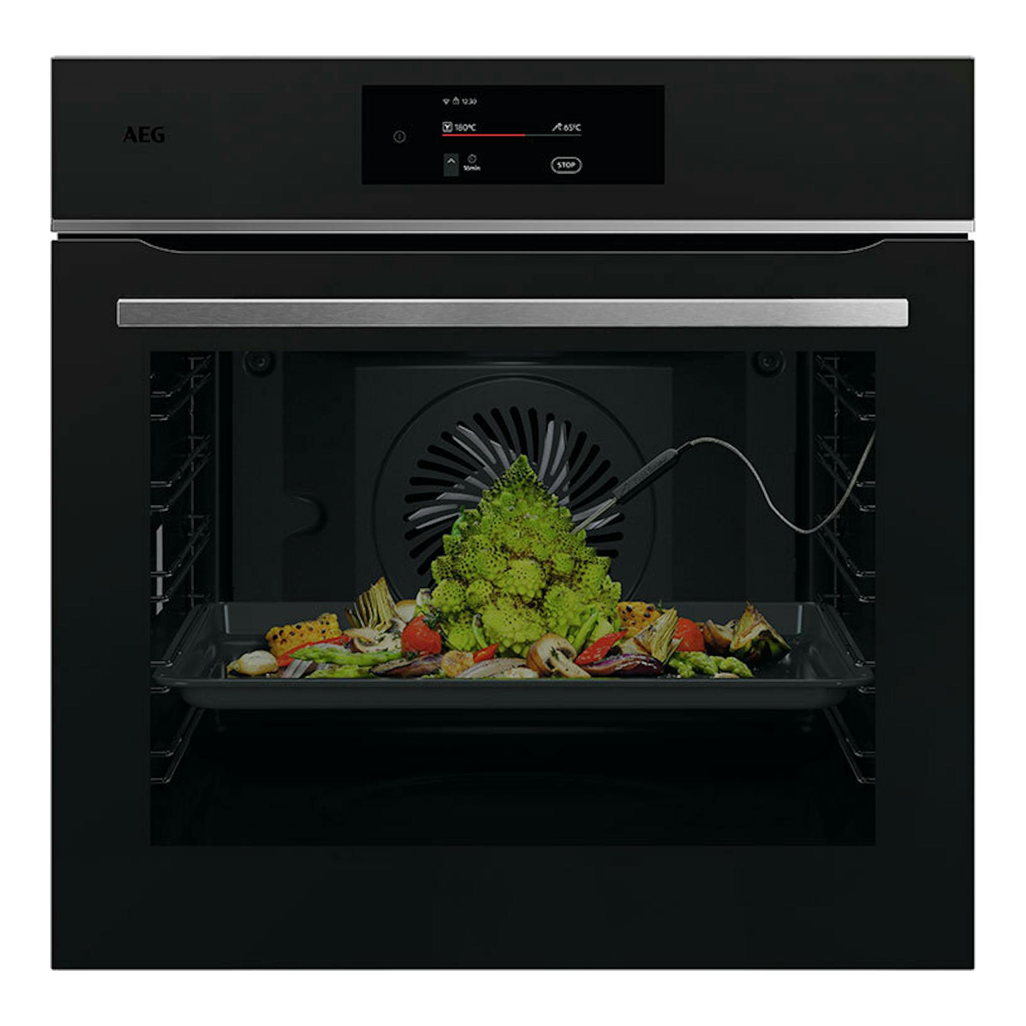 AEG TE8PB731AT, horno negro mate empotrable, vista frontal con puerta abierta y bandeja con verduras